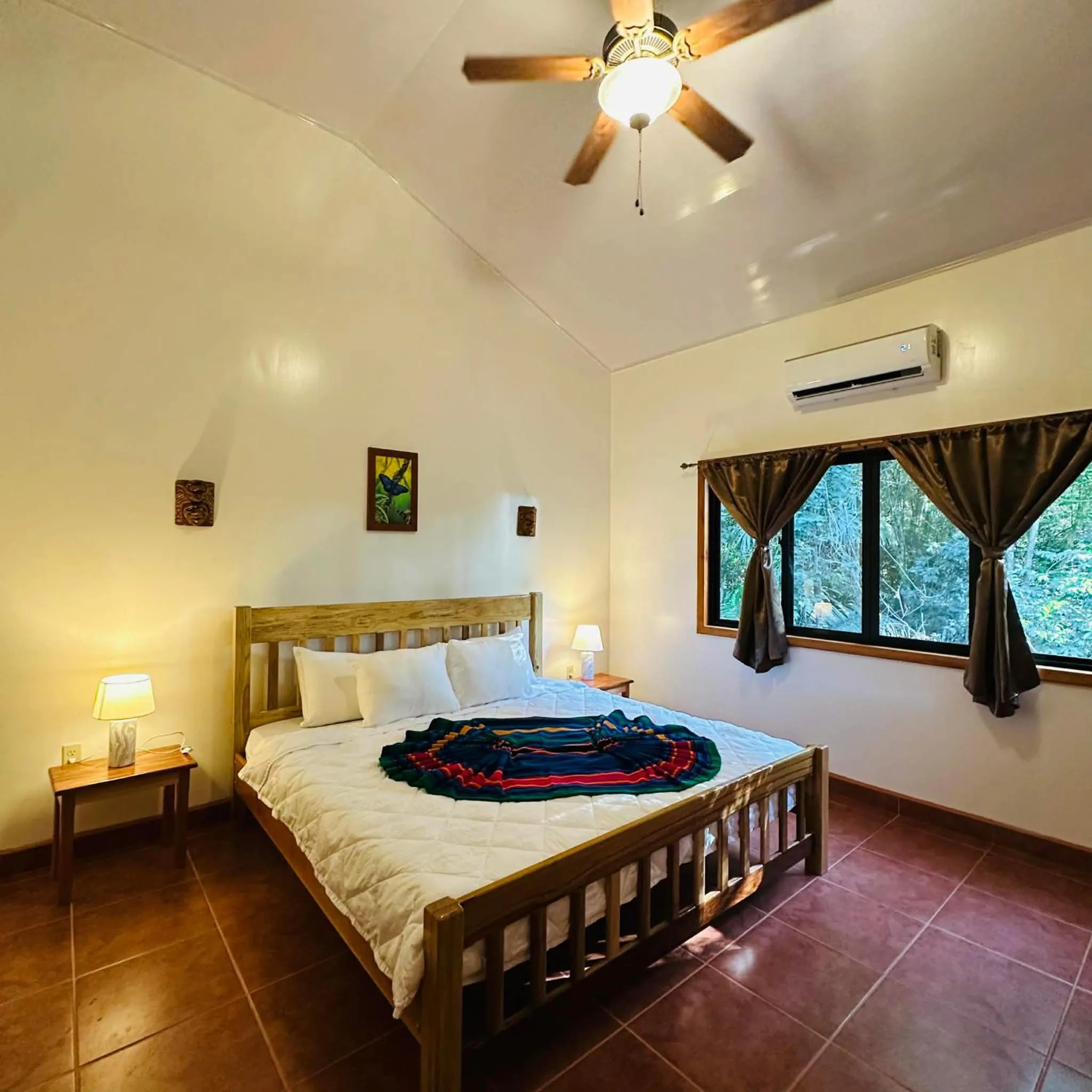 Bed in Mariposa Jungle Lodge