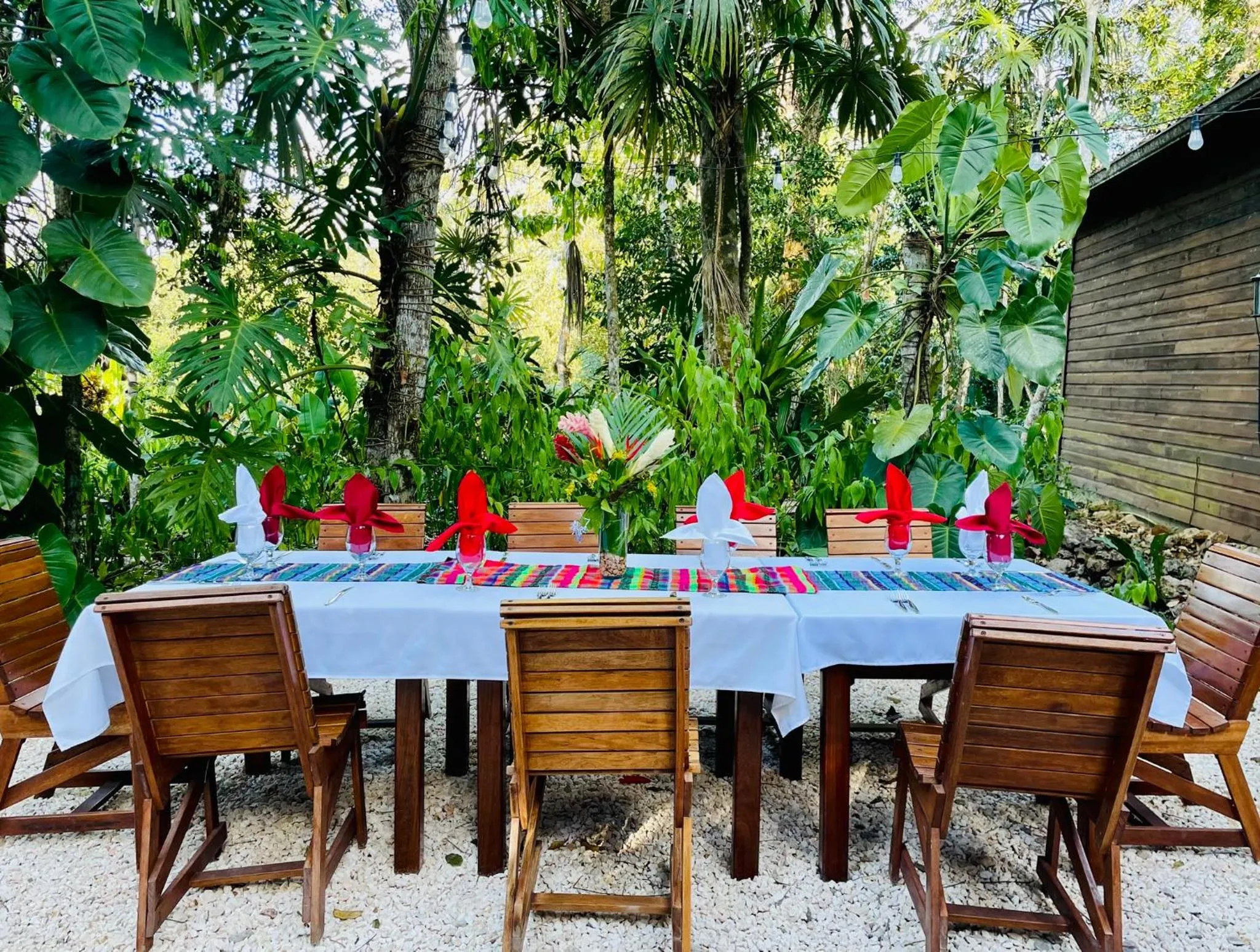 Dining area in Mariposa Jungle Lodge