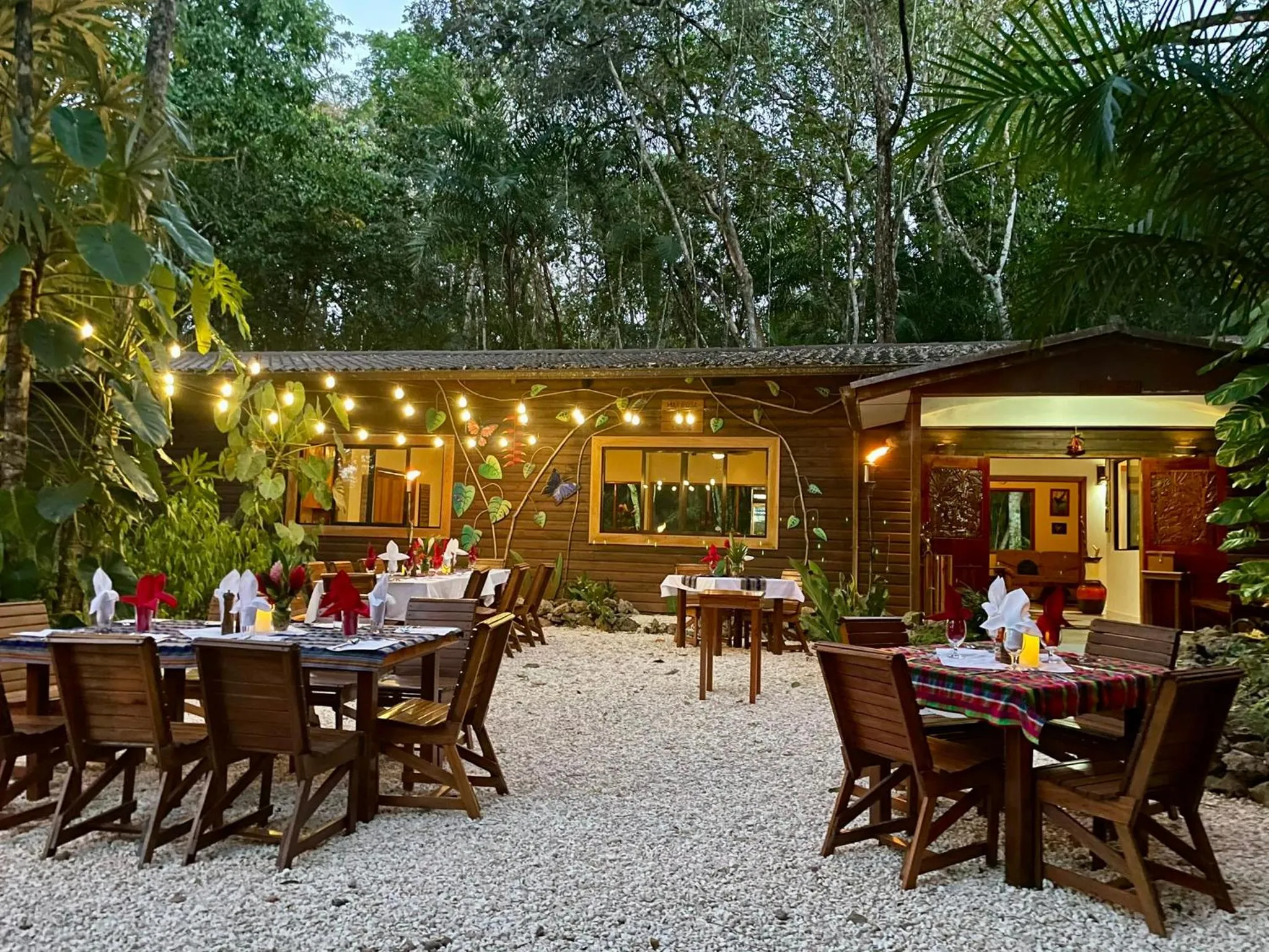 Dining area in Mariposa Jungle Lodge