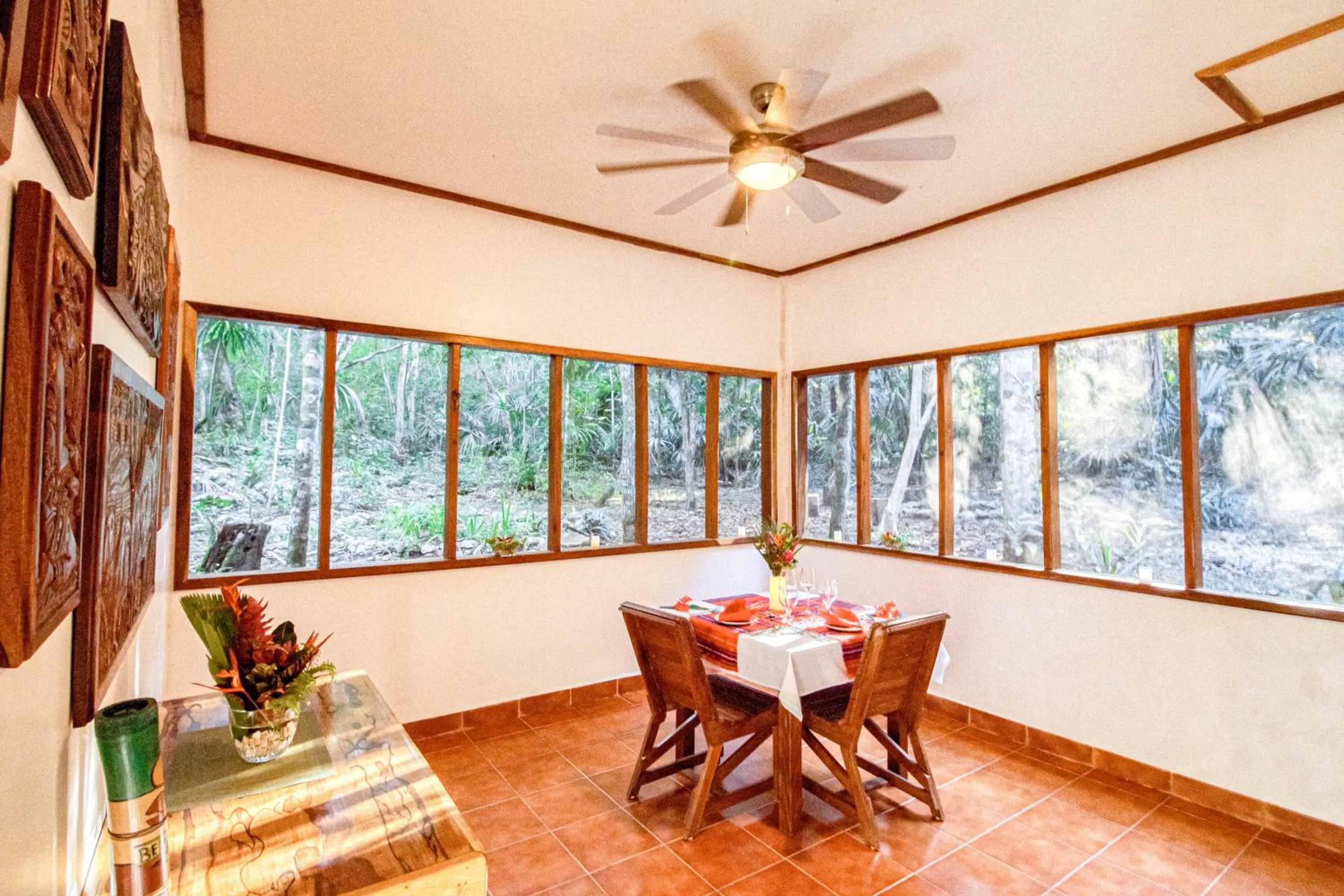 Restaurant/places to eat in Mariposa Jungle Lodge