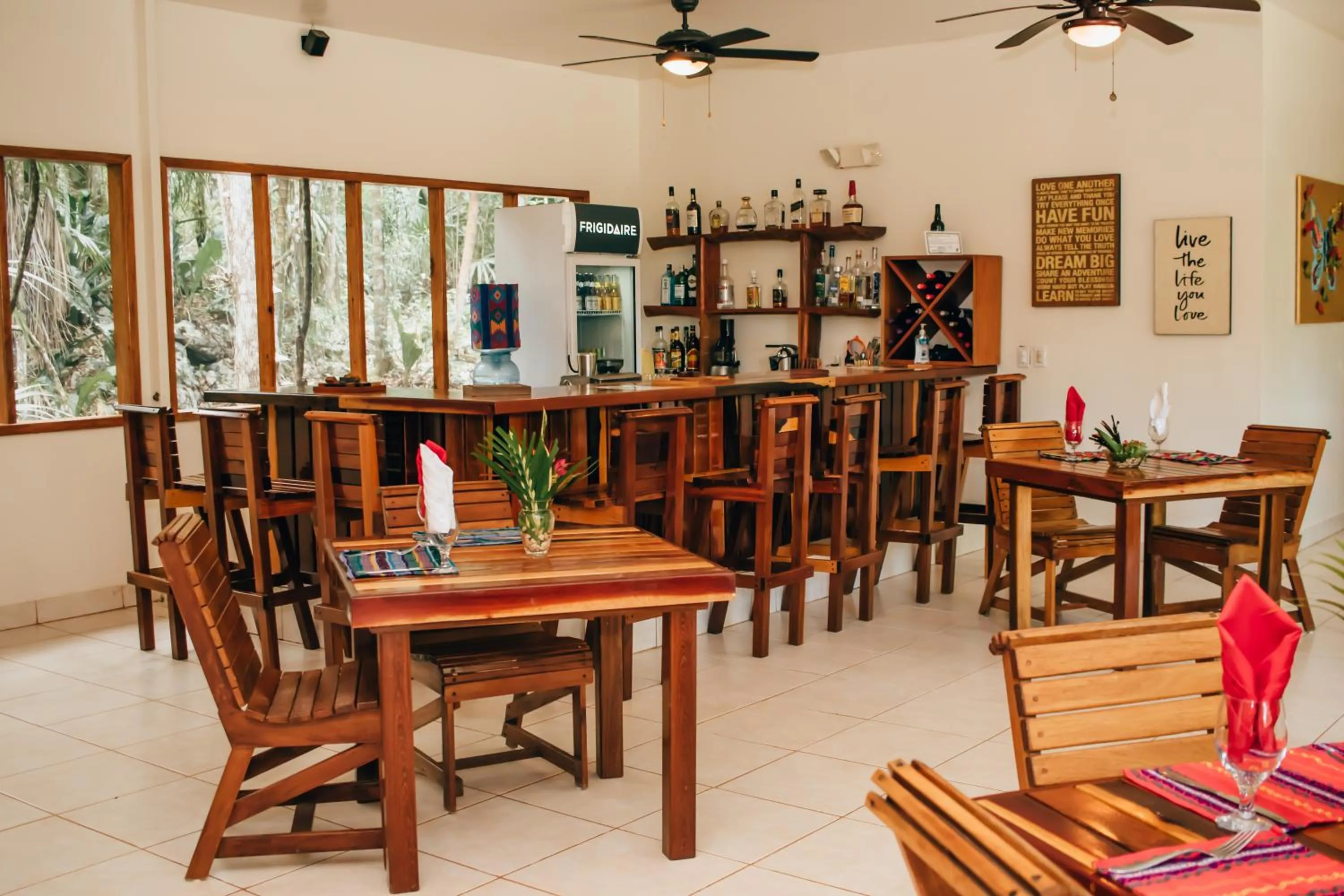 Lounge or bar in Mariposa Jungle Lodge