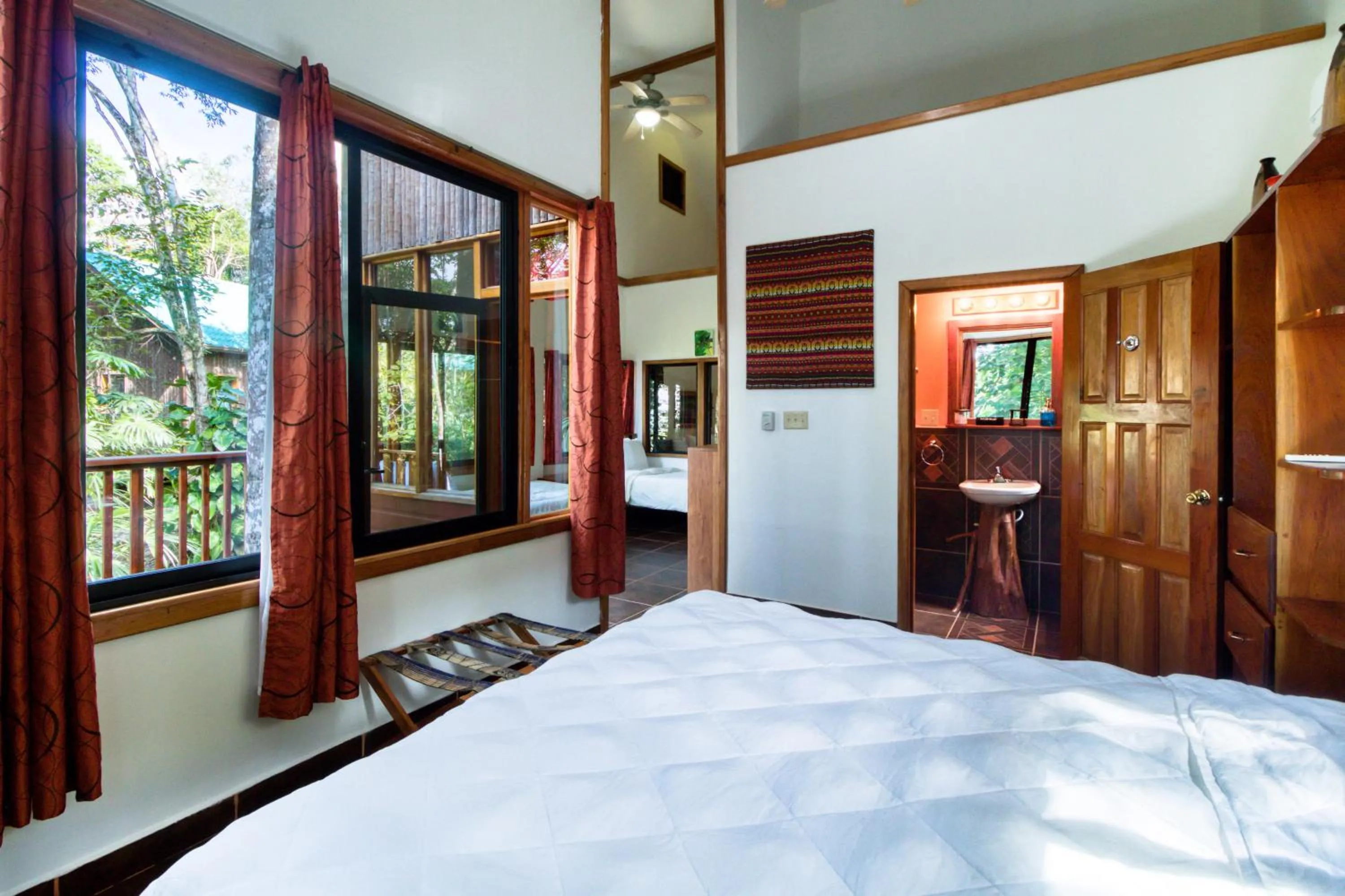 Photo of the whole room, Bed in Mariposa Jungle Lodge