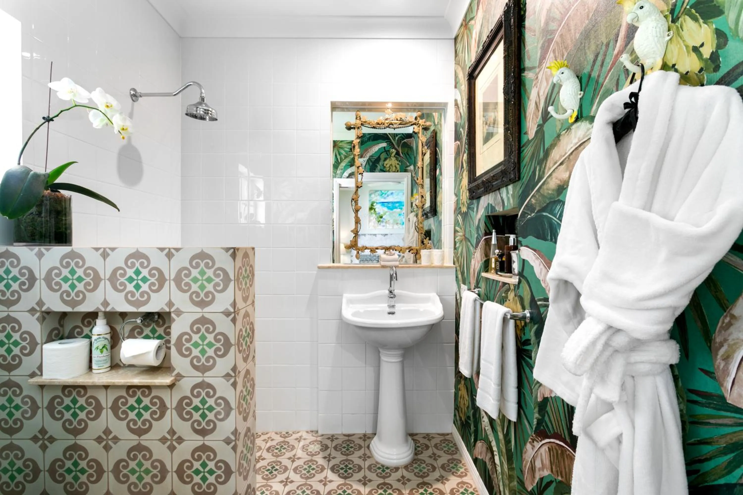 Shower in Noosa Valley Manor B&B