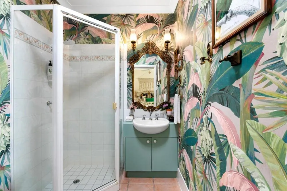 Shower in Noosa Valley Manor B&B