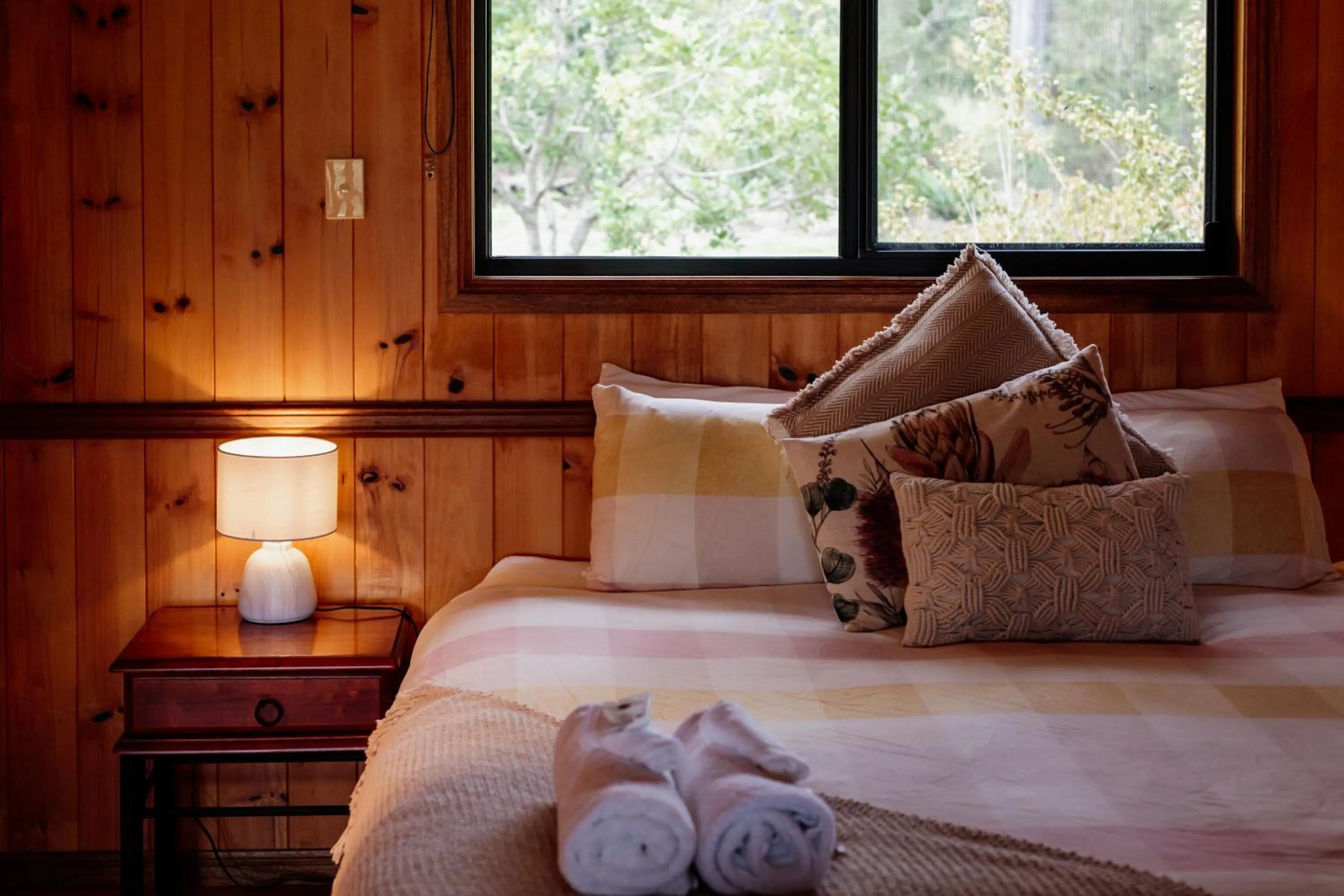 Bed in Tuckeroo Cottages & Gardens - Blue Wren & Kookaburra