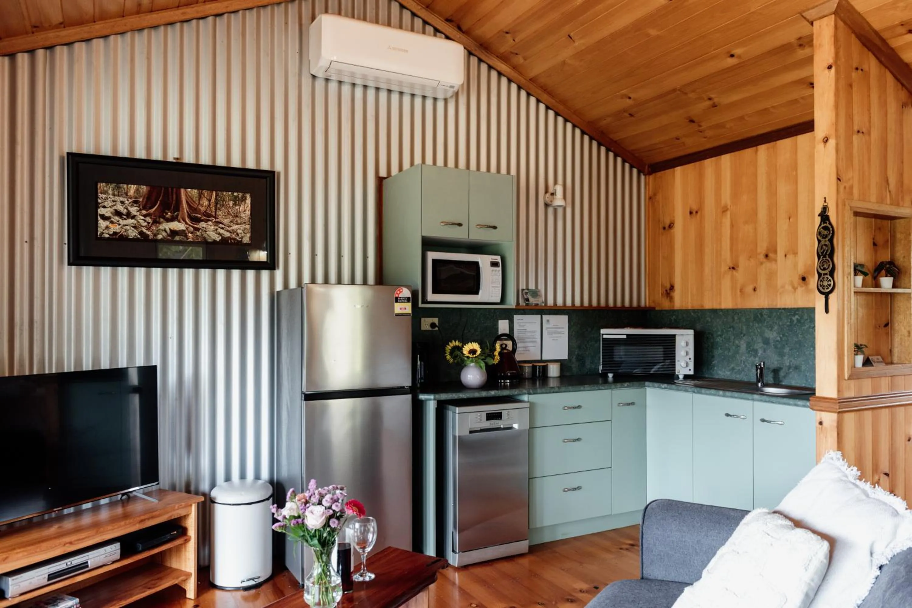 Kitchen or kitchenette in Tuckeroo Cottages & Gardens - Blue Wren & Kookaburra