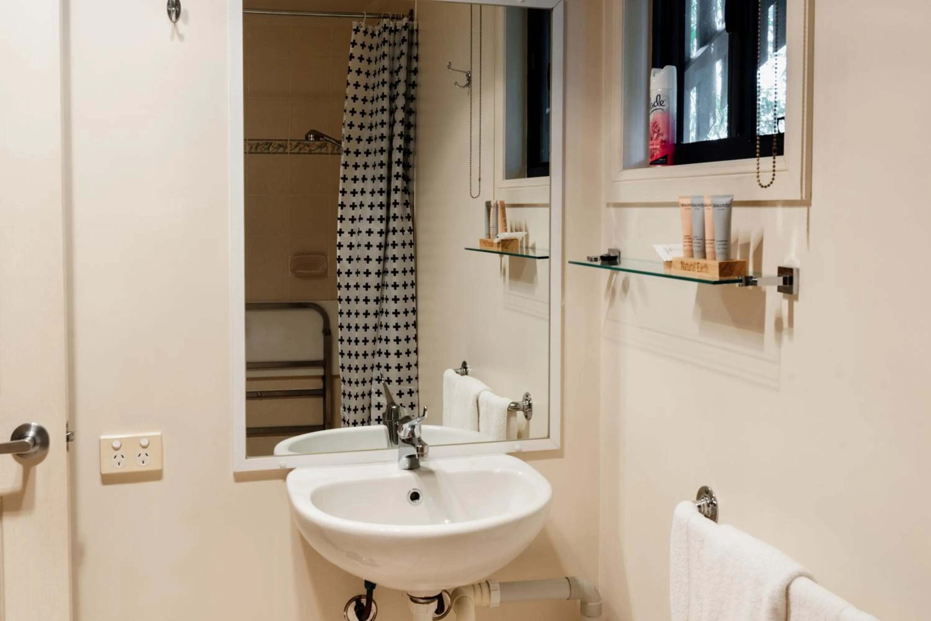 Bathroom in Tuckeroo Cottages & Gardens - Blue Wren & Kookaburra