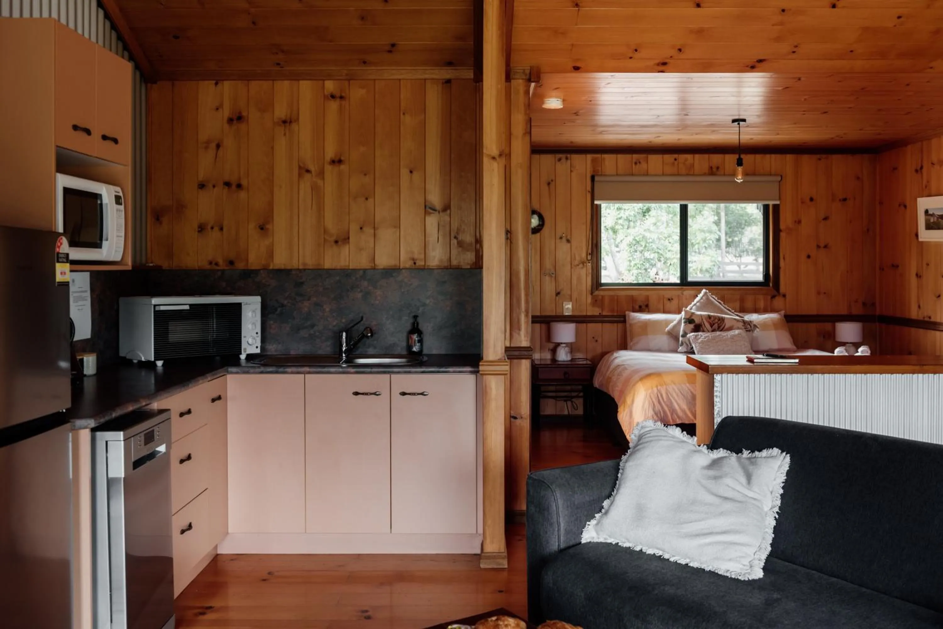 Kitchen or kitchenette in Tuckeroo Cottages & Gardens - Blue Wren & Kookaburra