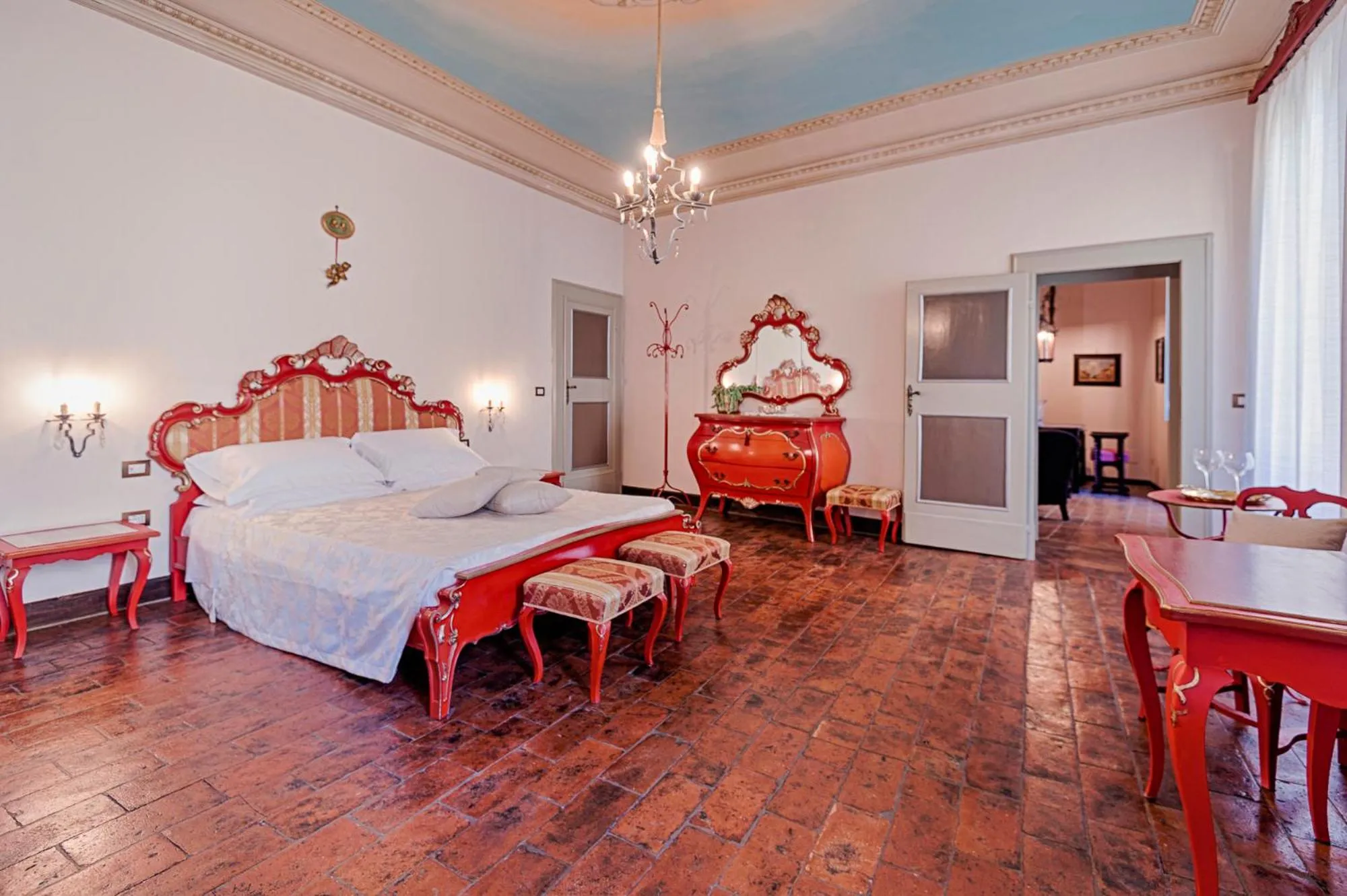 Photo of the whole room, Bed in antica bifora rsm