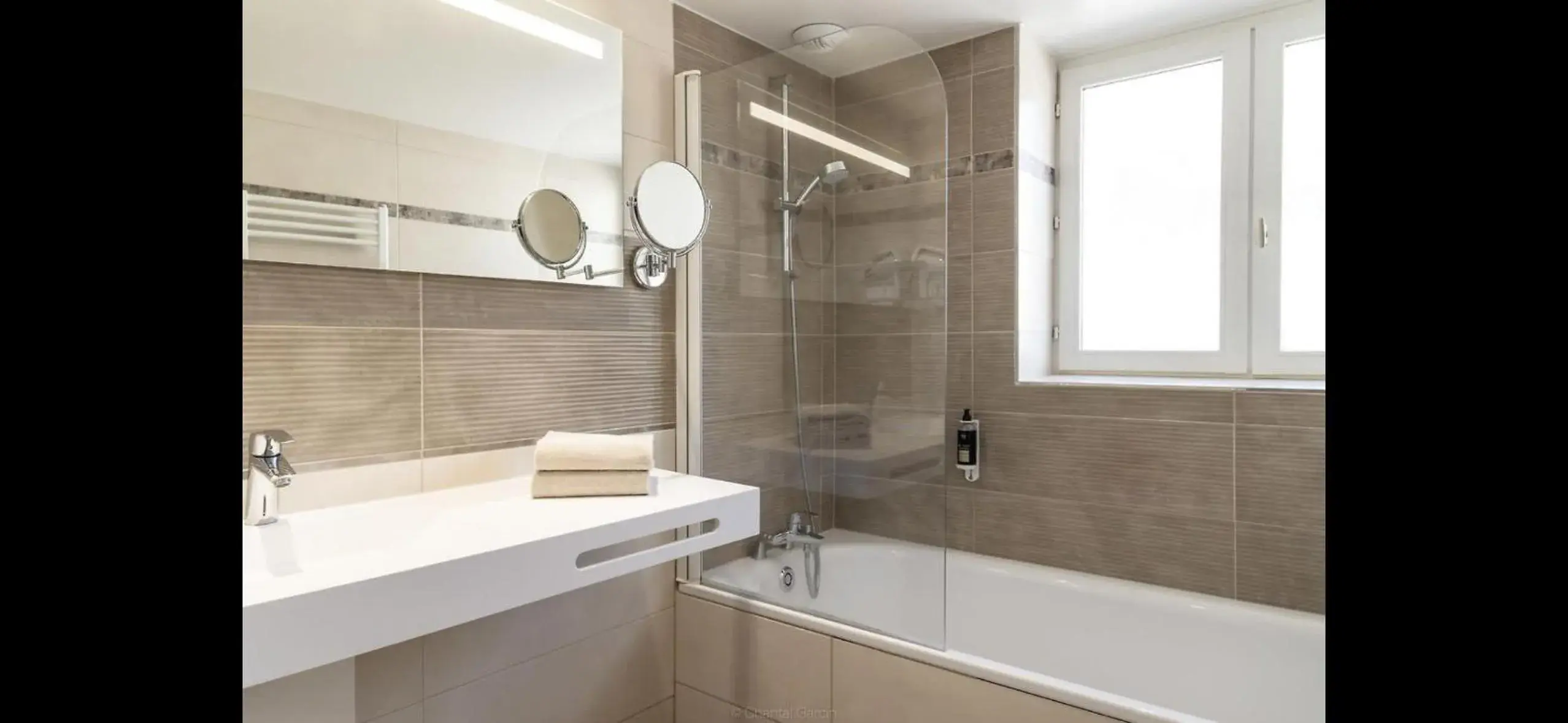 Deluxe Twin Room in Hôtel de L'univers Deluxe Twin Room in Hôtel de L'univers