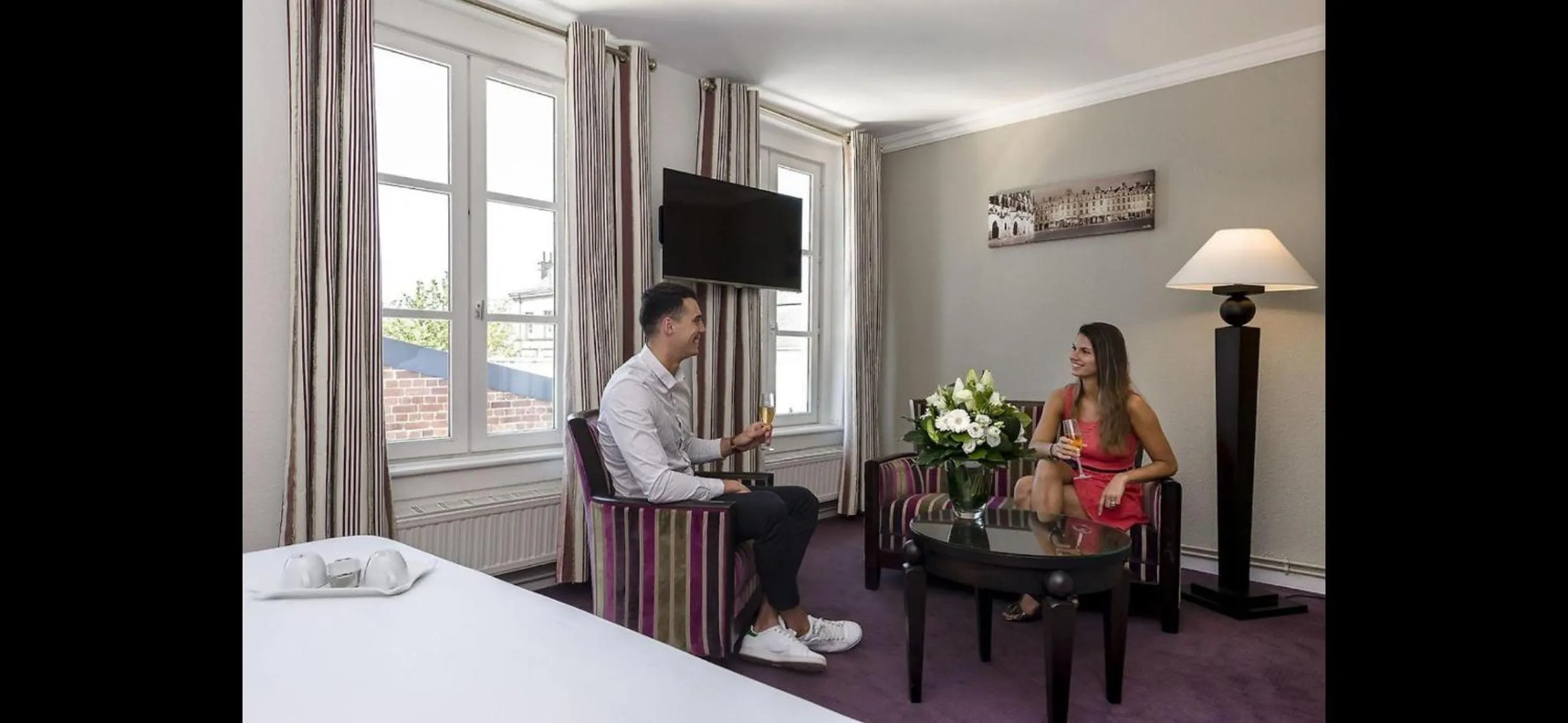 Seating area, Bed in Hôtel de L'univers