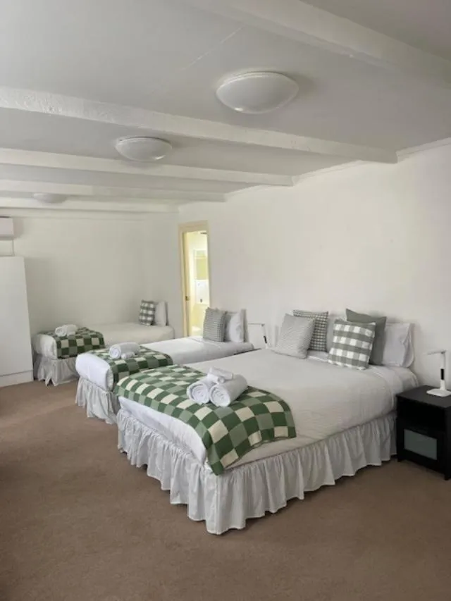 Bed in Euroa Motor Inn