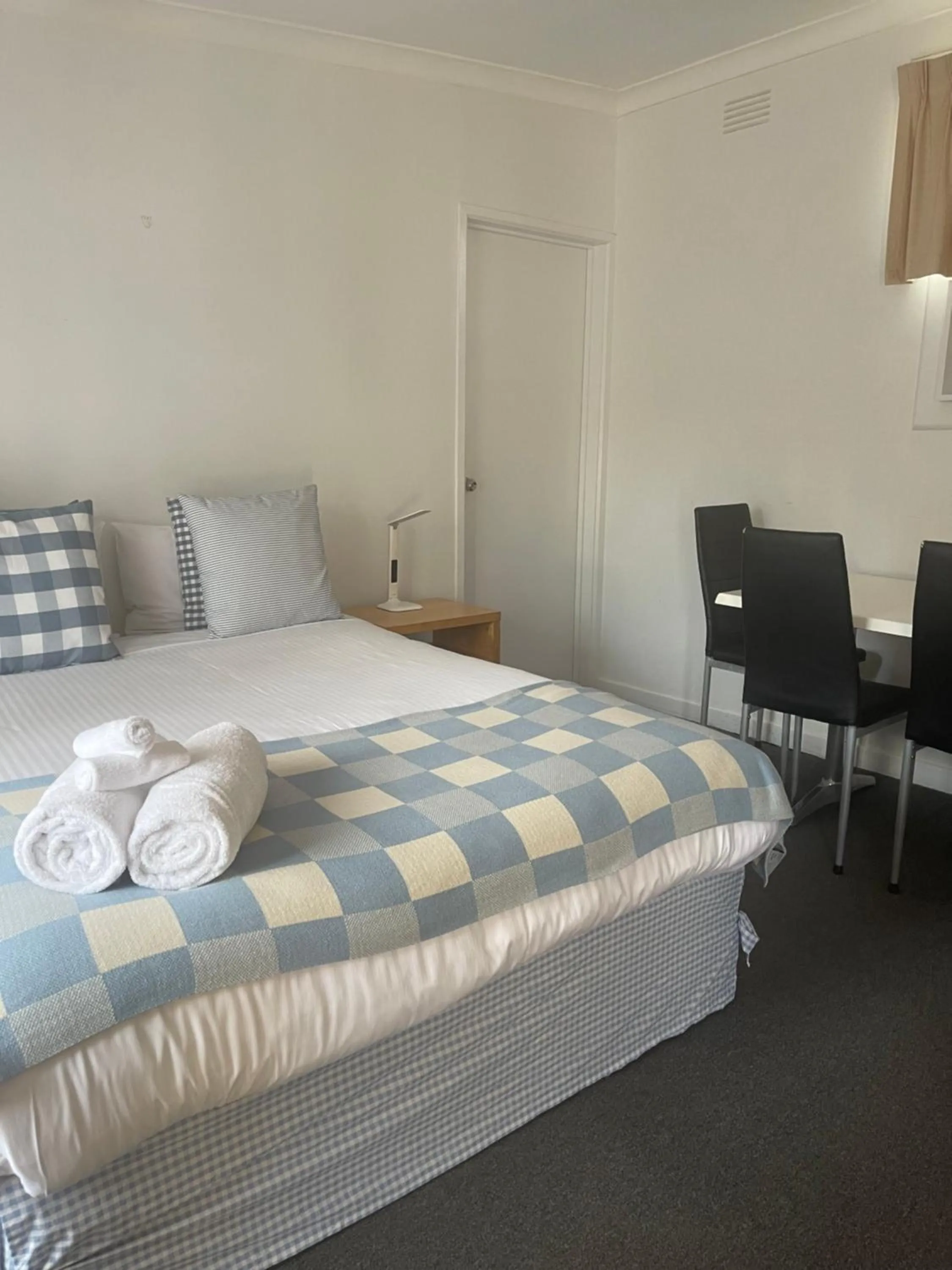 Bed in Euroa Motor Inn