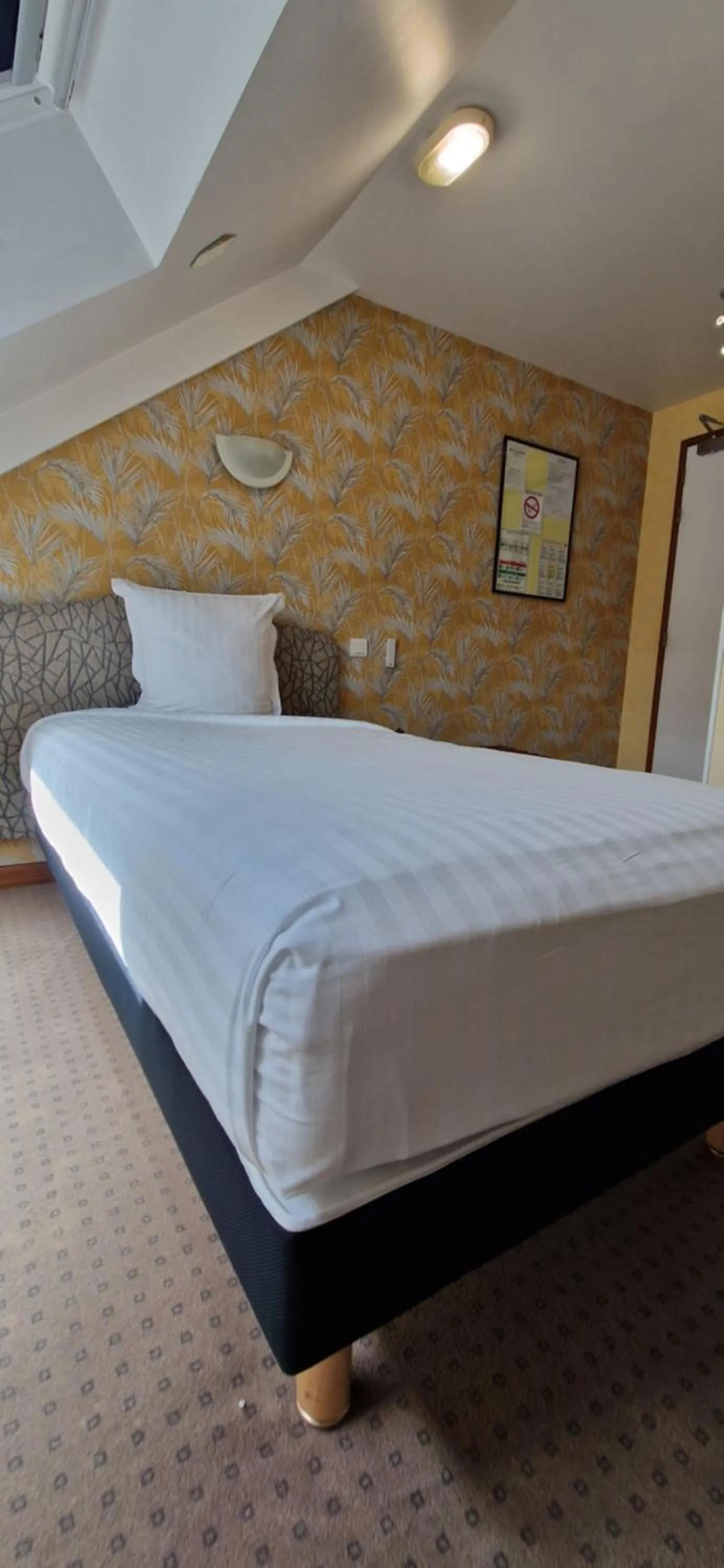 Bedroom, Bed in Brit Hotel Essentiel Pontivy Robic