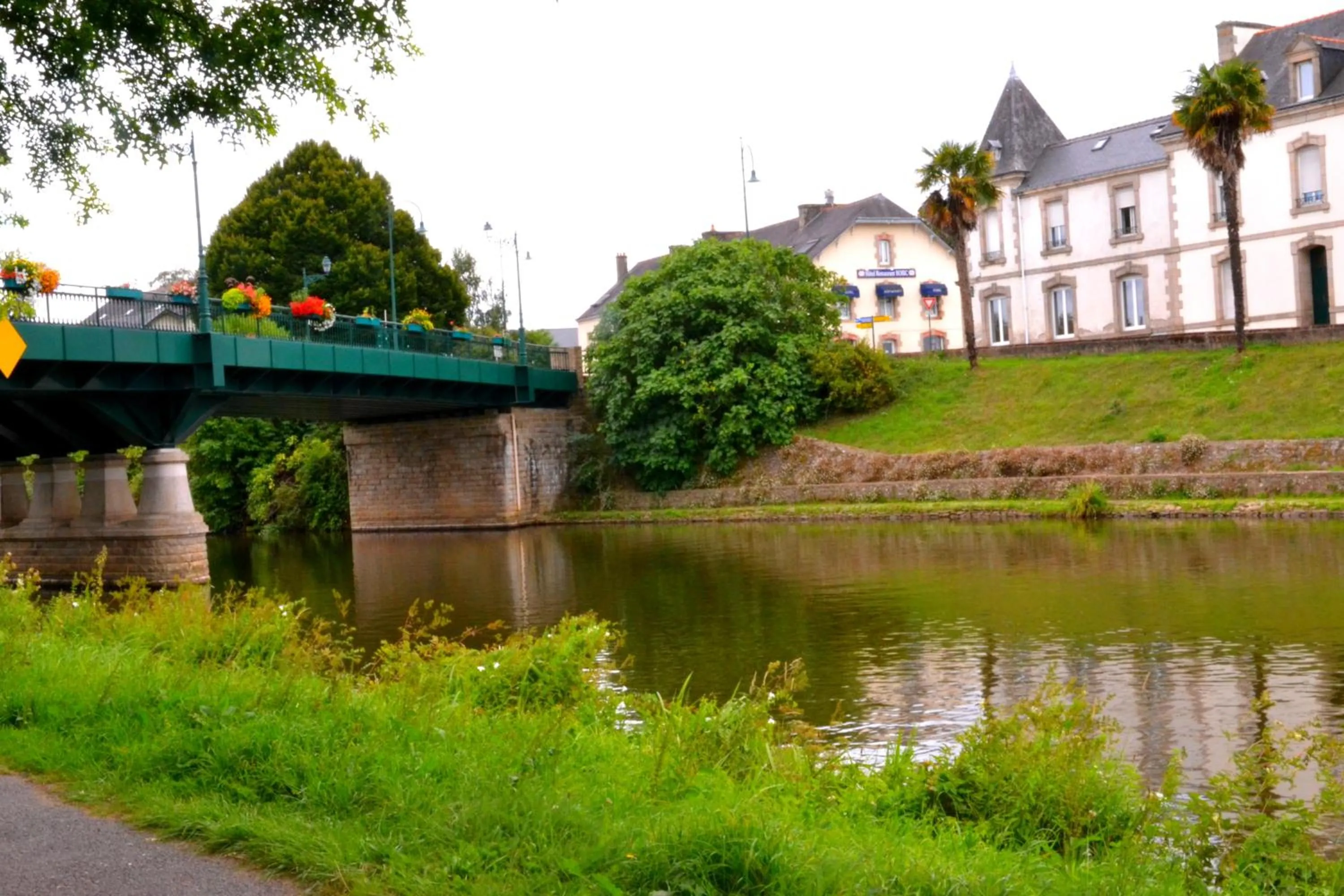 Property building in Brit Hotel Essentiel Pontivy Robic