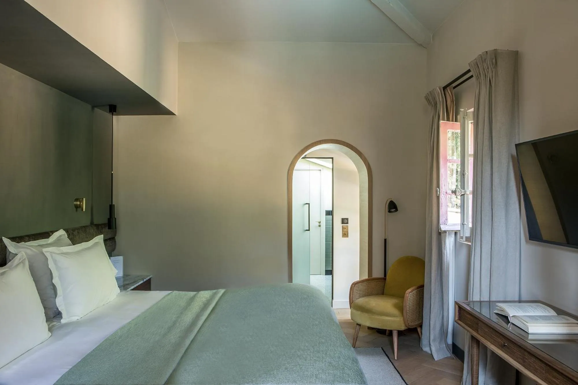 Bed in Le Pigonnet - Esprit de France