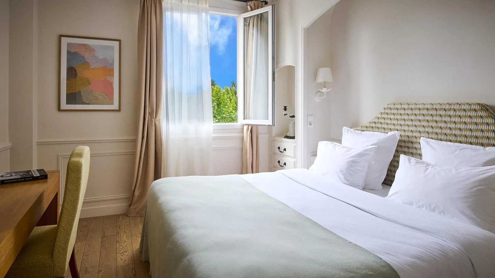 Bedroom, Bed in Le Pigonnet - Esprit de France