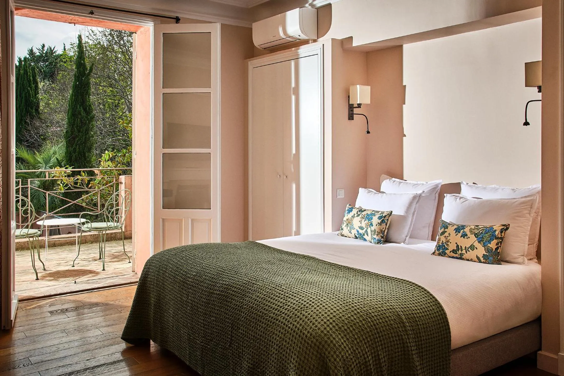 Bedroom, Bed in Le Pigonnet - Esprit de France