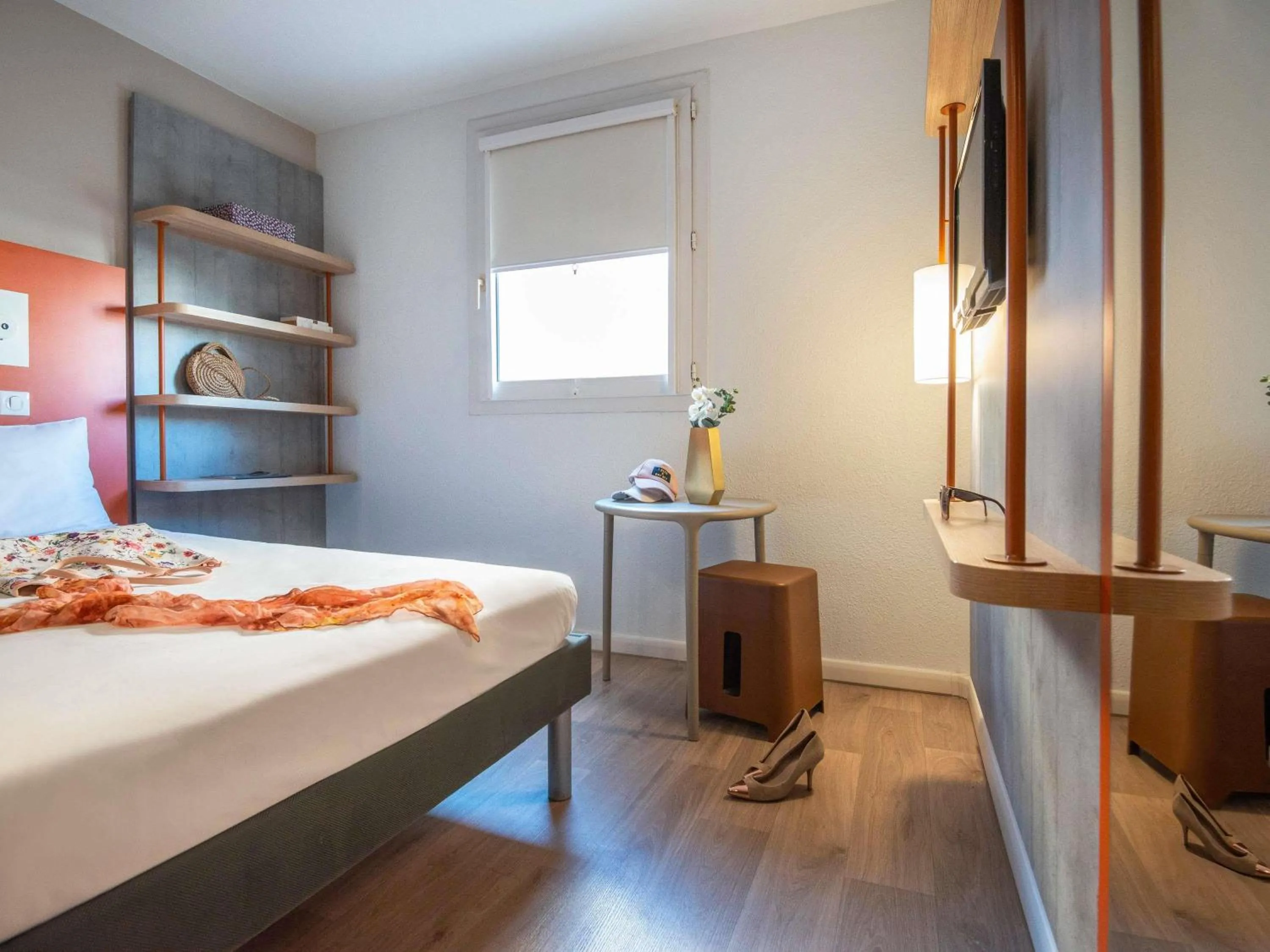 Bedroom, Bed in ibis budget Nice Californie Lenval