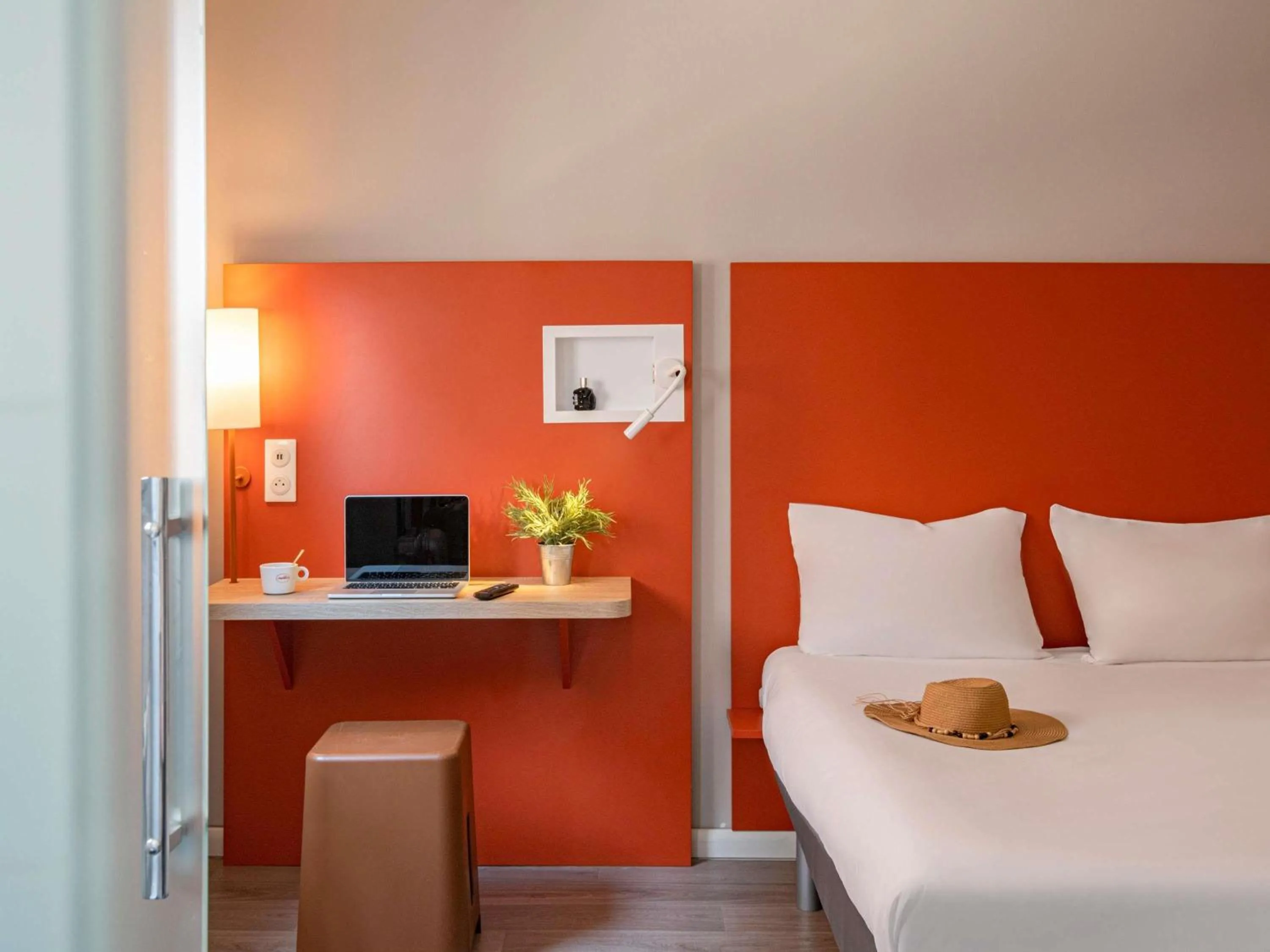 Bedroom, Bed in ibis budget Nice Californie Lenval