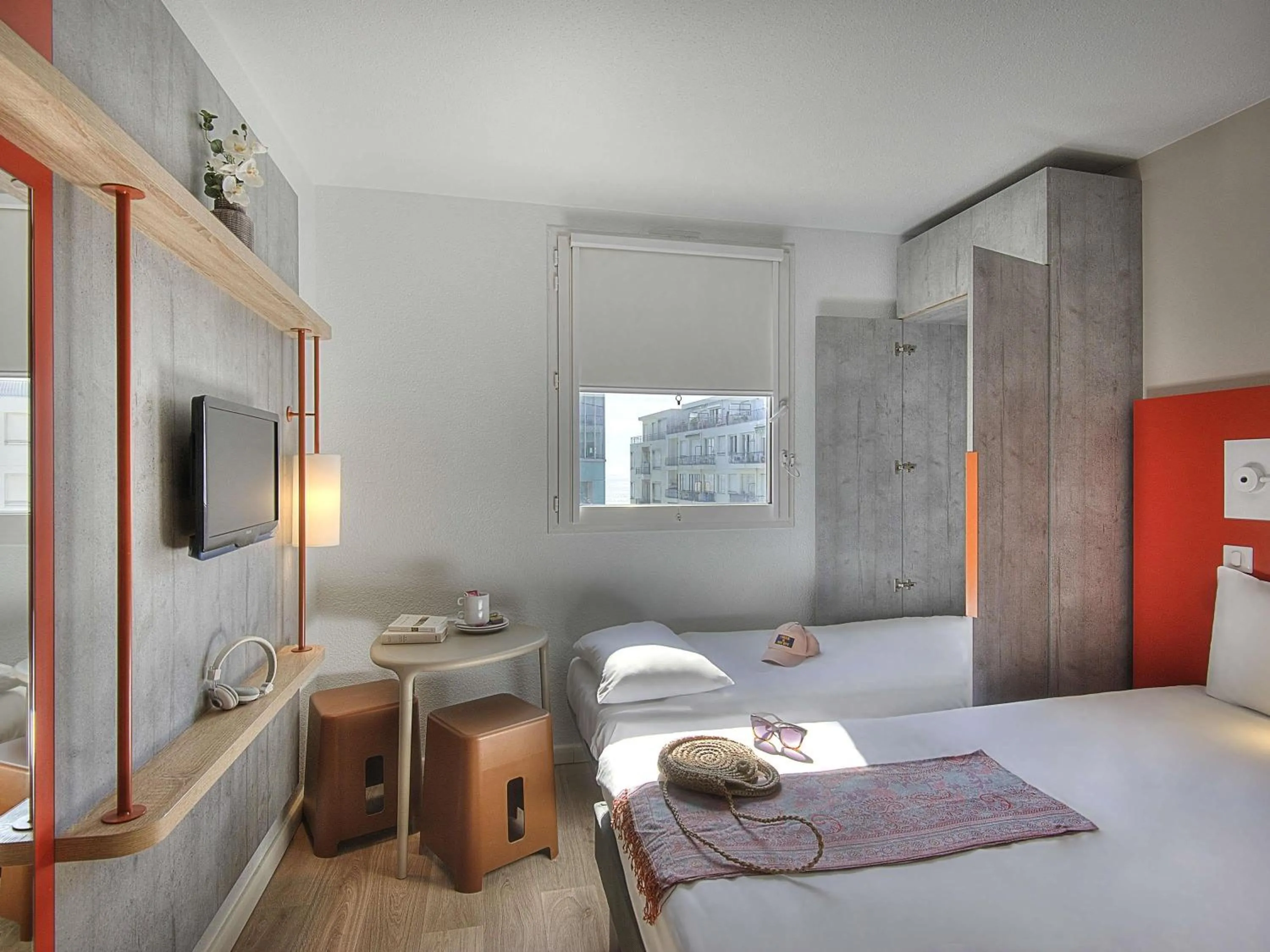 Bedroom, Bed in ibis budget Nice Californie Lenval