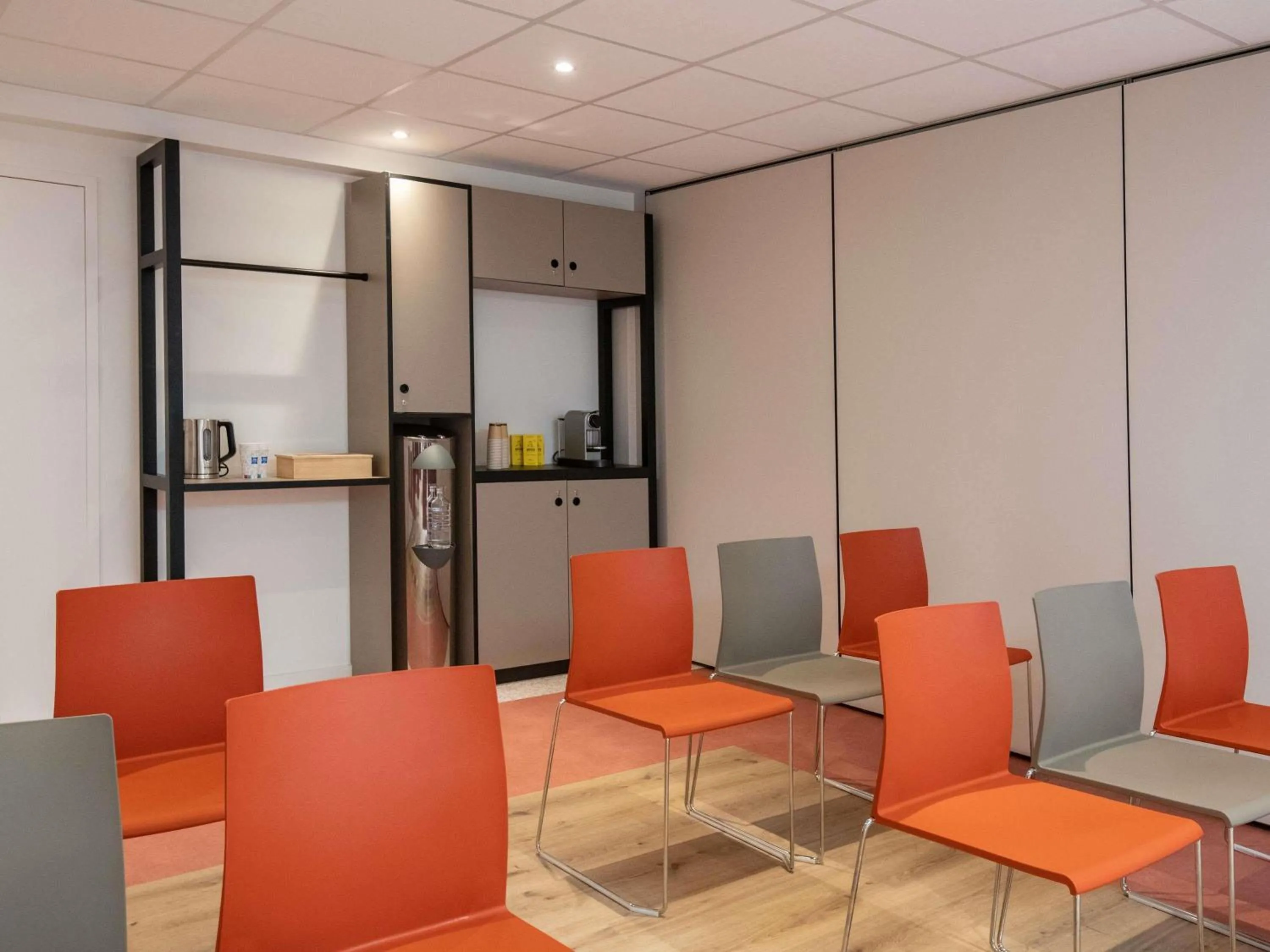 Meeting/conference room in ibis budget Nice Californie Lenval