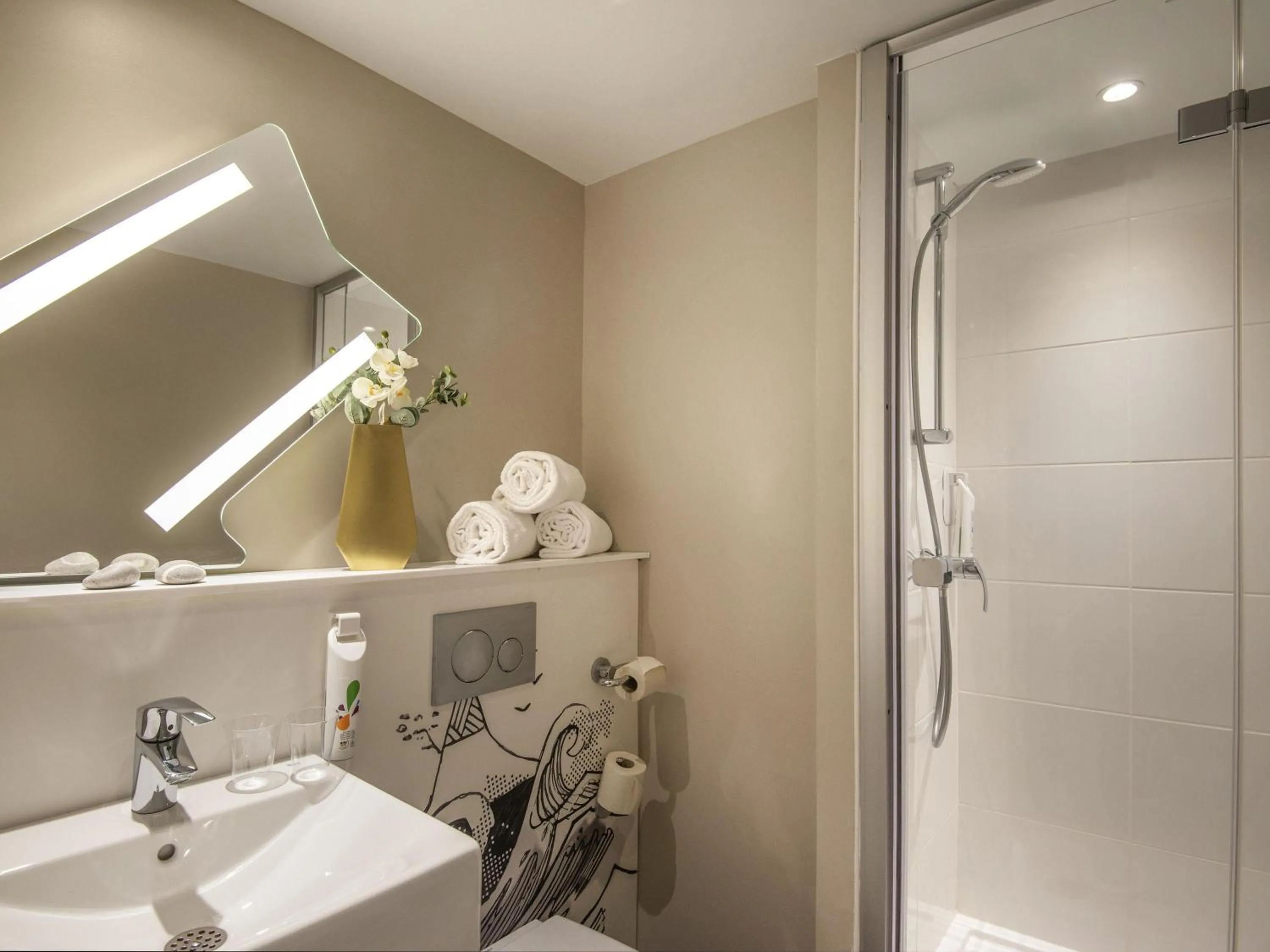 Bedroom in ibis budget Nice Californie Lenval