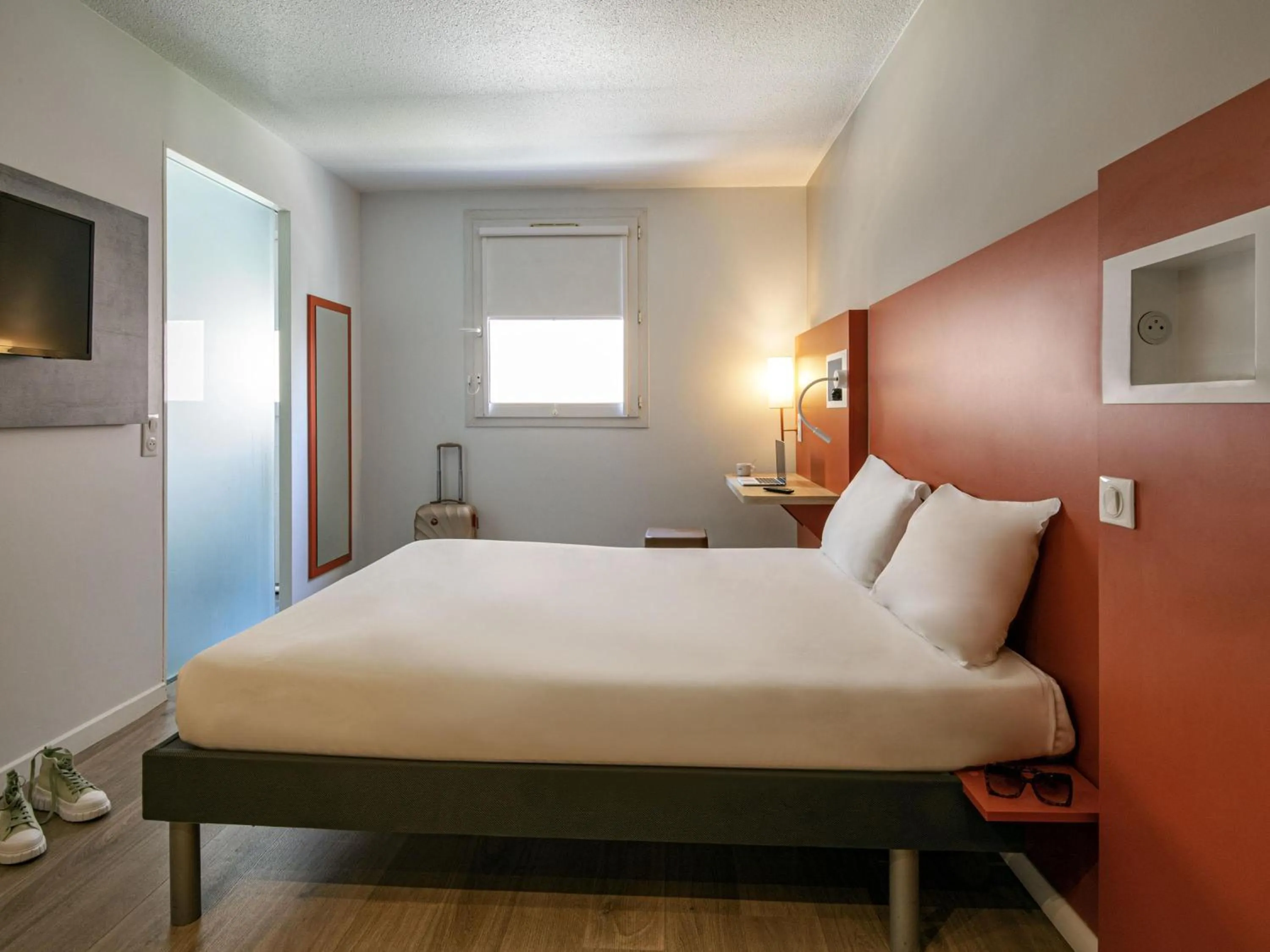 Bedroom, Bed in ibis budget Nice Californie Lenval