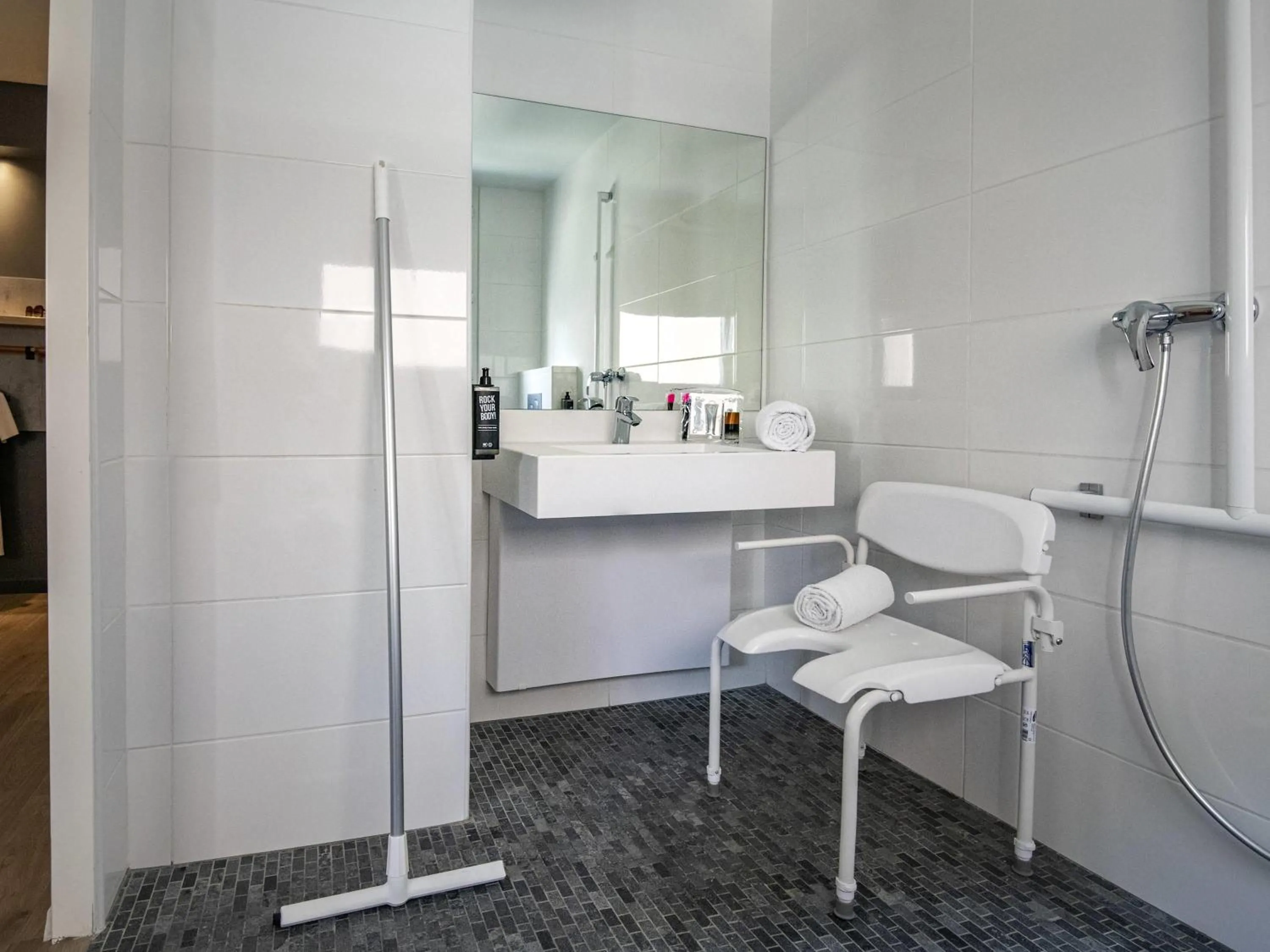 Bedroom in ibis budget Nice Californie Lenval