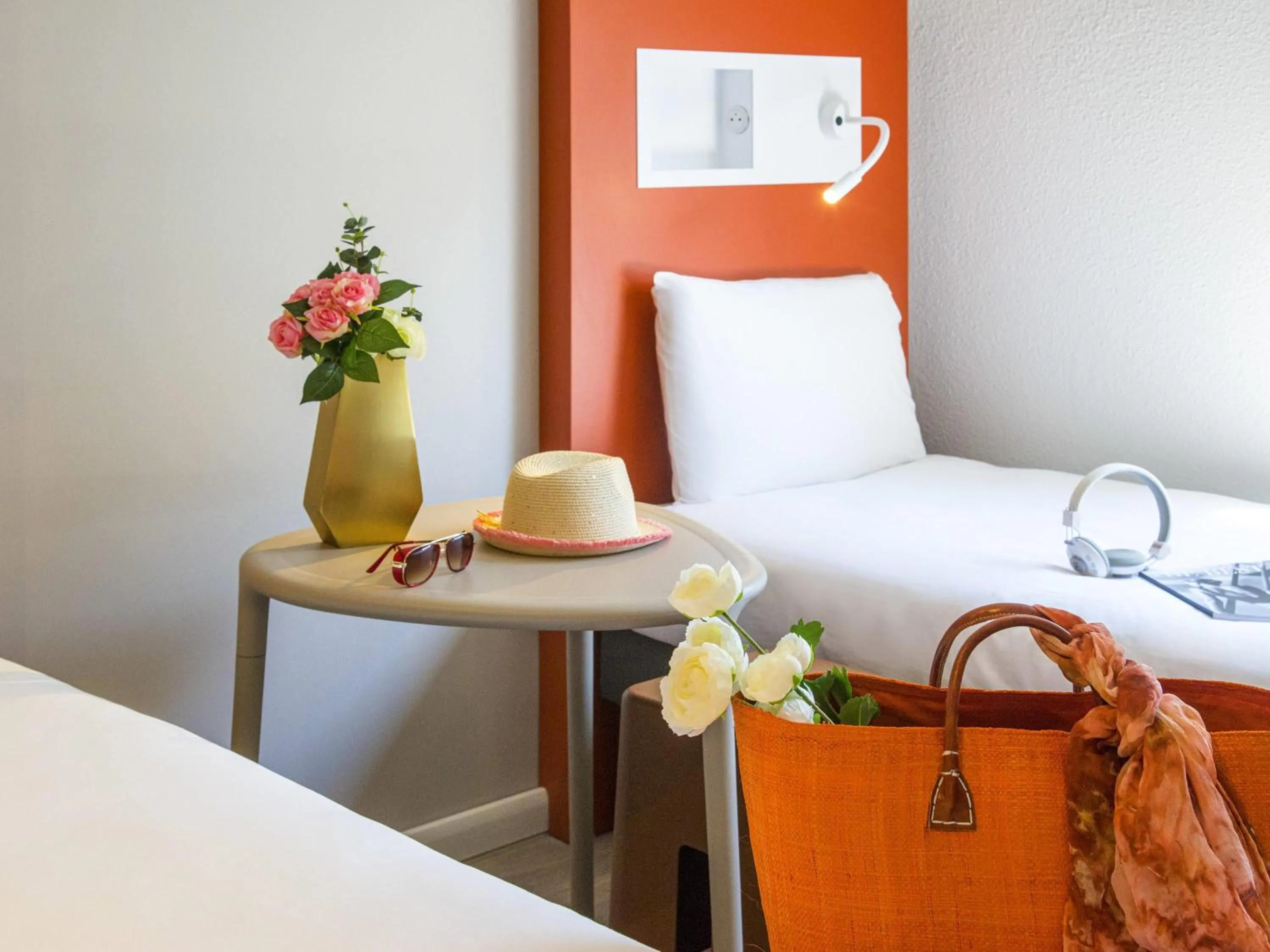 Bedroom, Bed in ibis budget Nice Californie Lenval