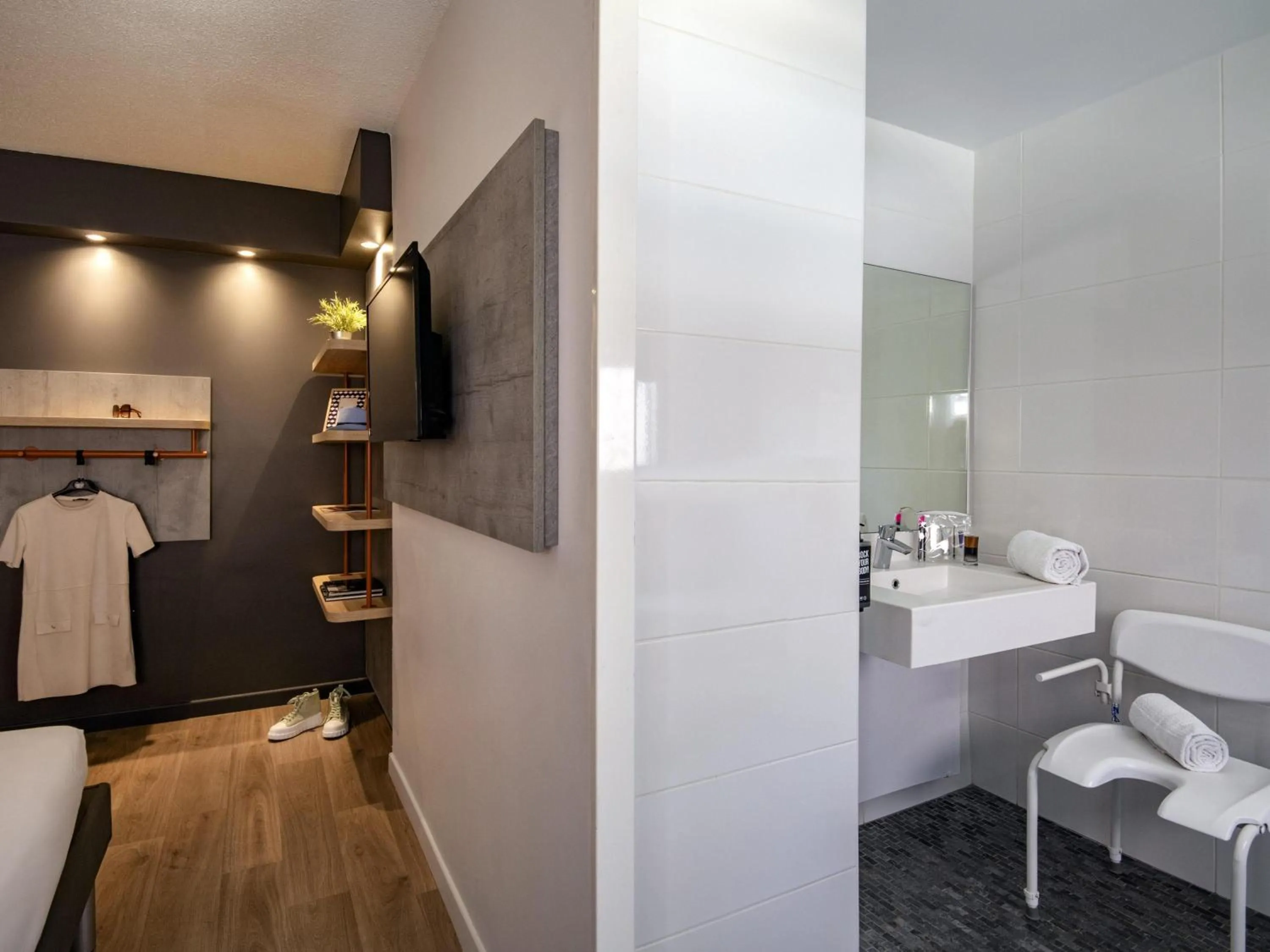 Bedroom in ibis budget Nice Californie Lenval