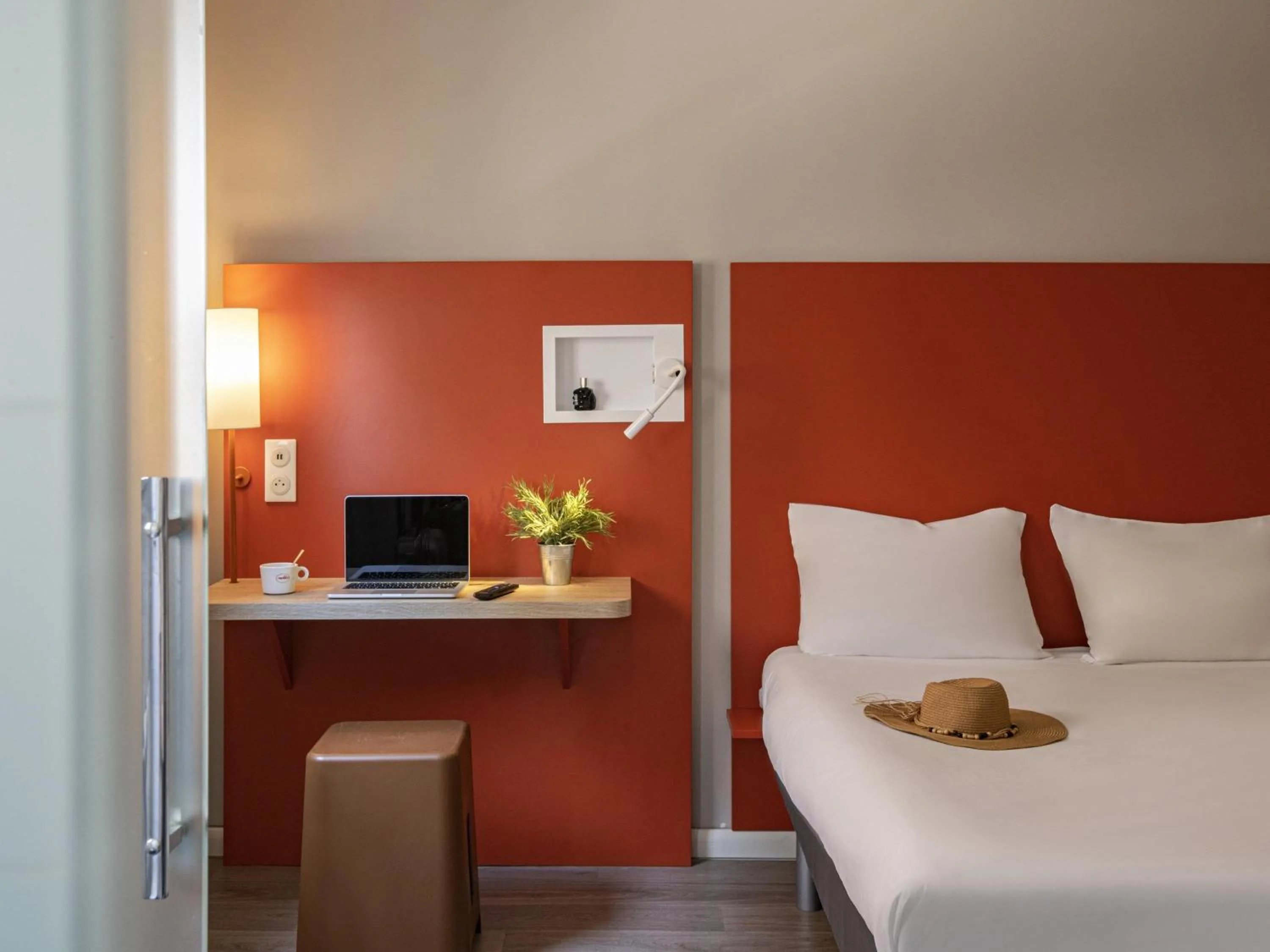 Bedroom, Bed in ibis budget Nice Californie Lenval