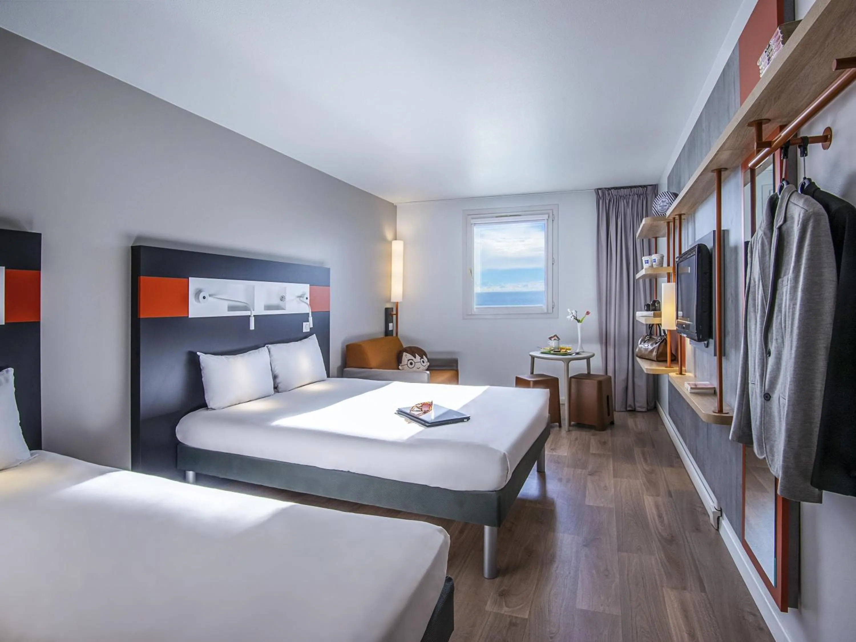 Bedroom, Bed in ibis budget Nice Californie Lenval