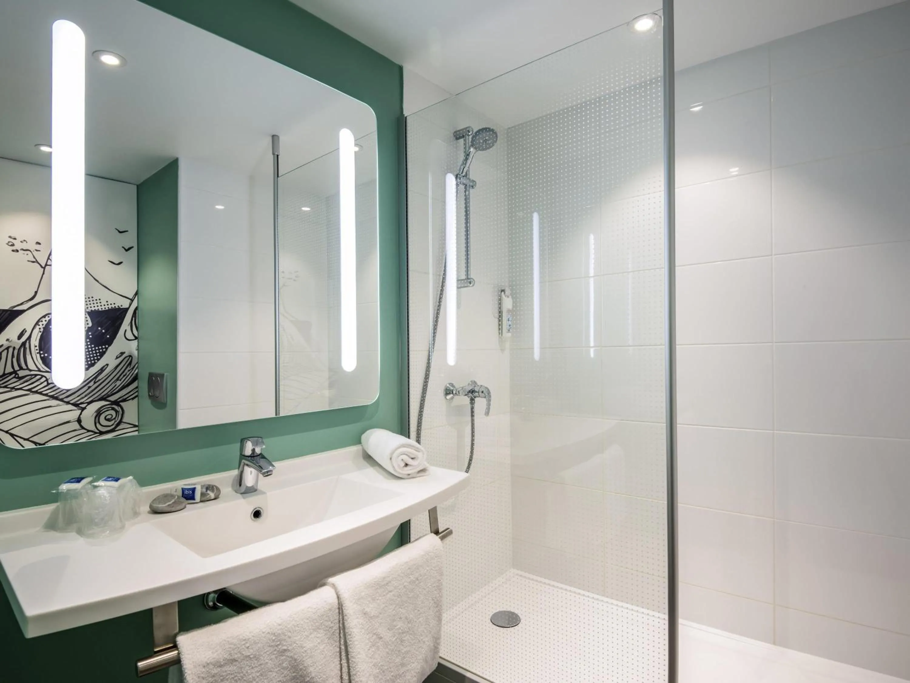 Bedroom in ibis budget Nice Californie Lenval