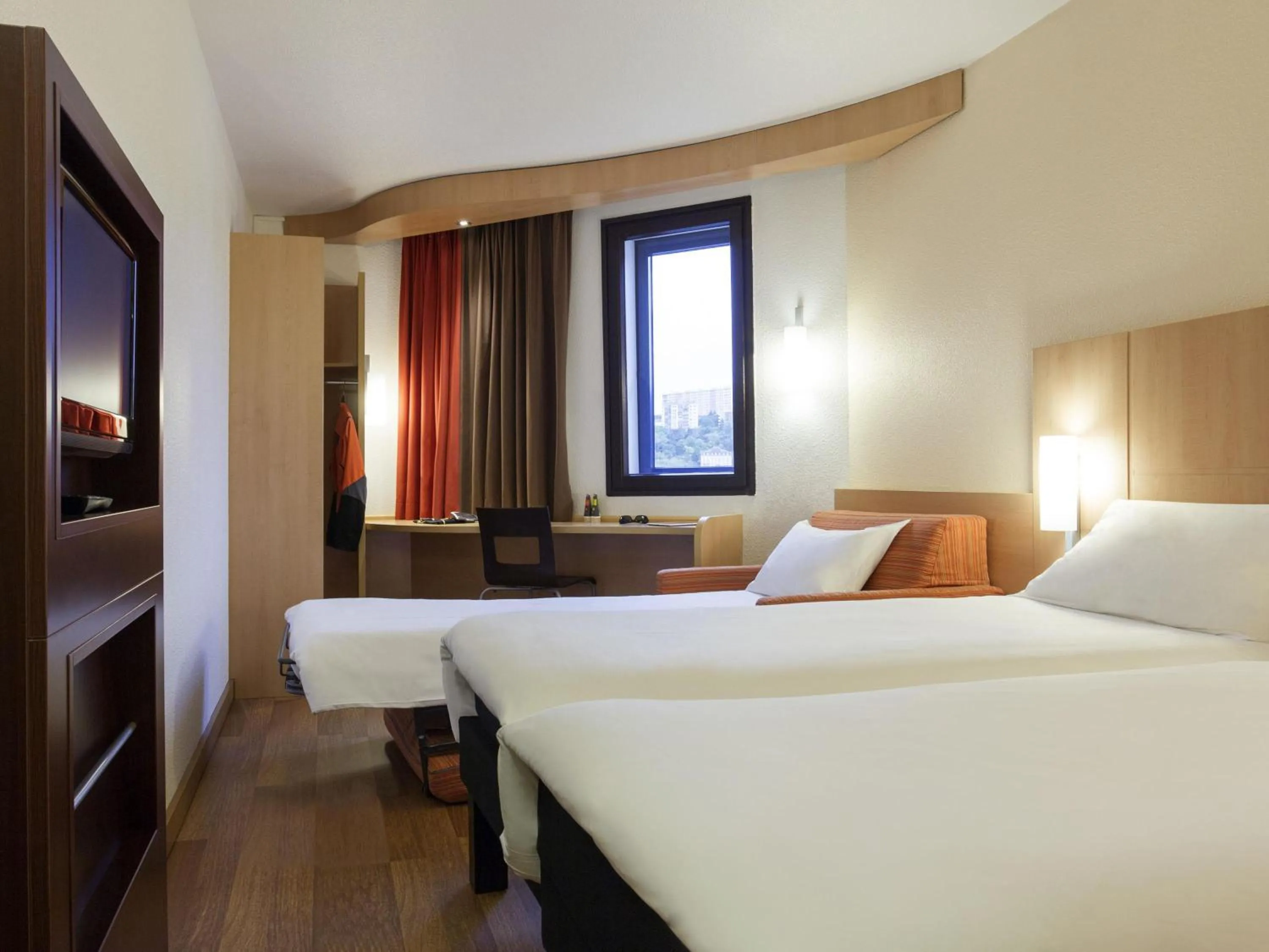 Bedroom, Bed in ibis Lyon Gerland Musée des Confluences