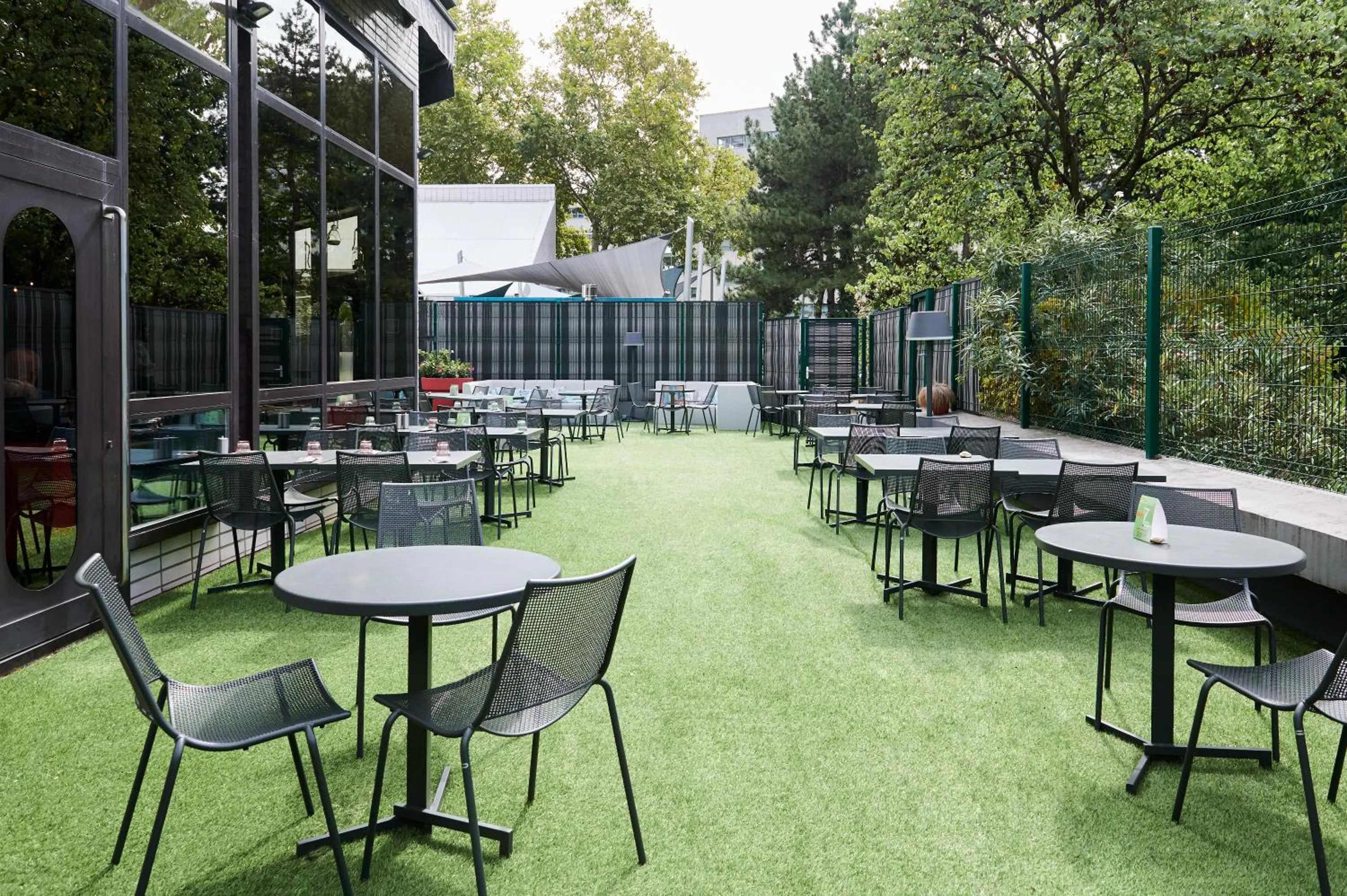 Patio in ibis Lyon Gerland Musée des Confluences