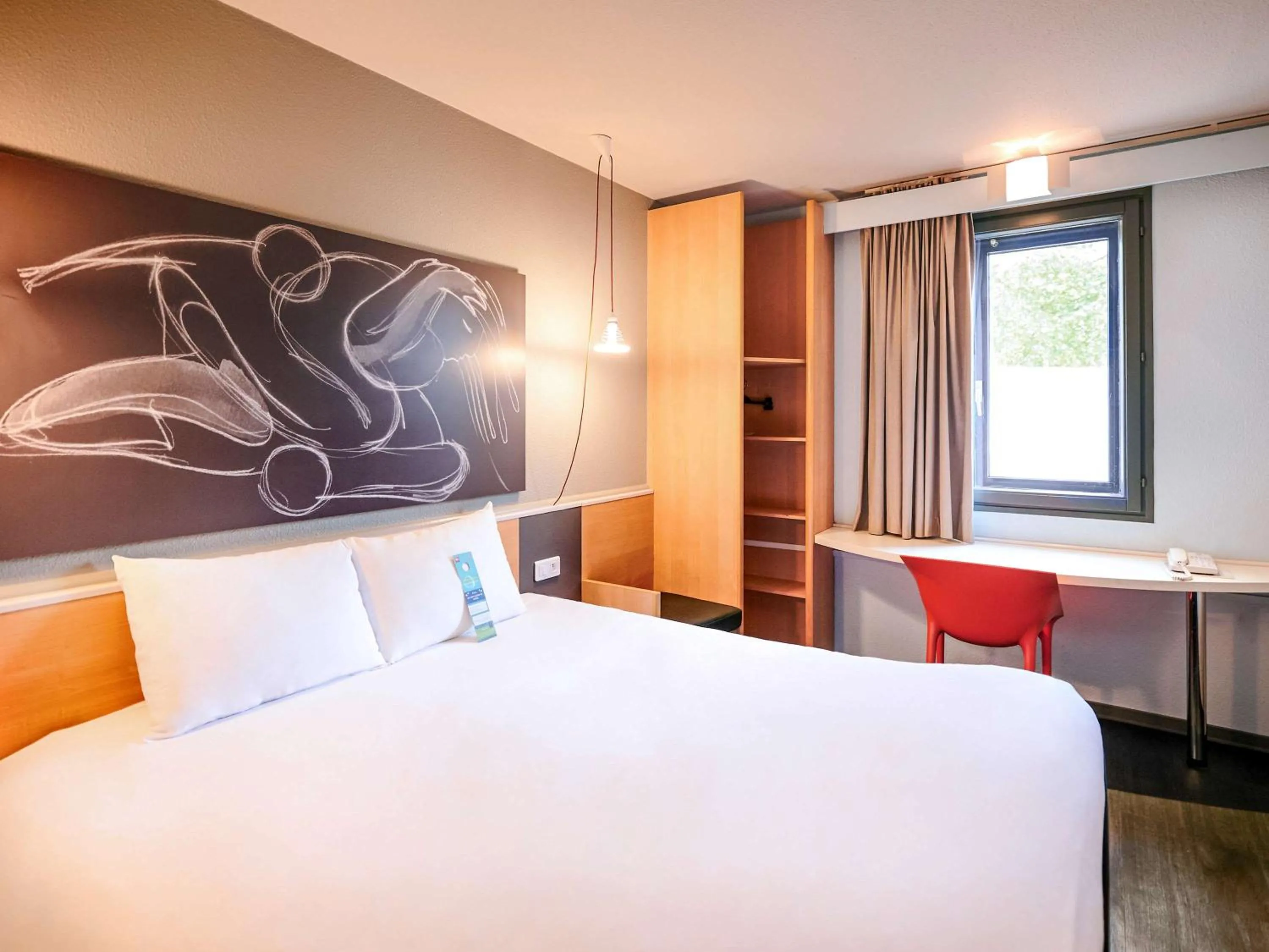 Photo of the whole room, Bed in ibis Lyon Gerland Musée des Confluences