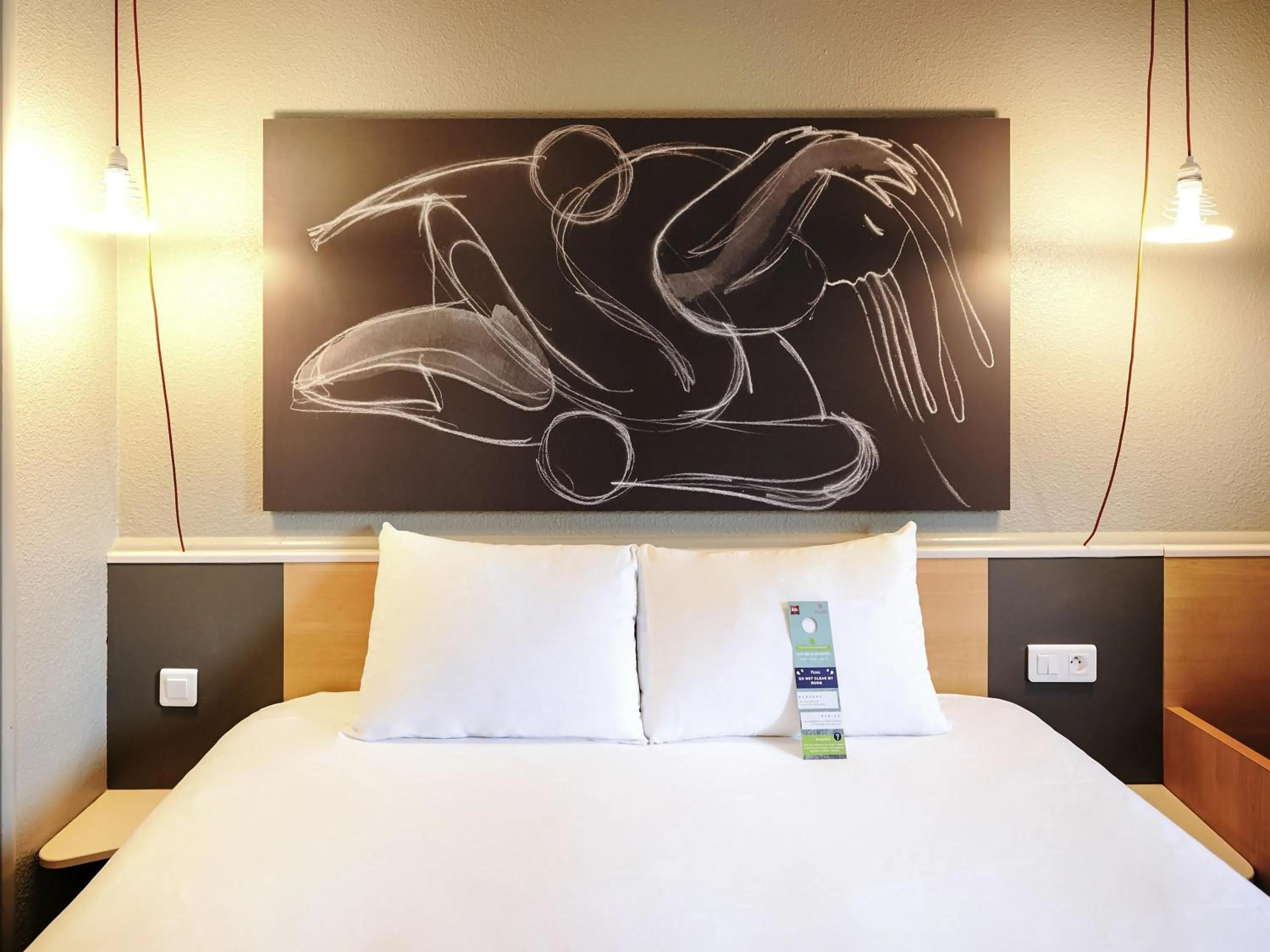 Bedroom, Bed in ibis Lyon Gerland Musée des Confluences