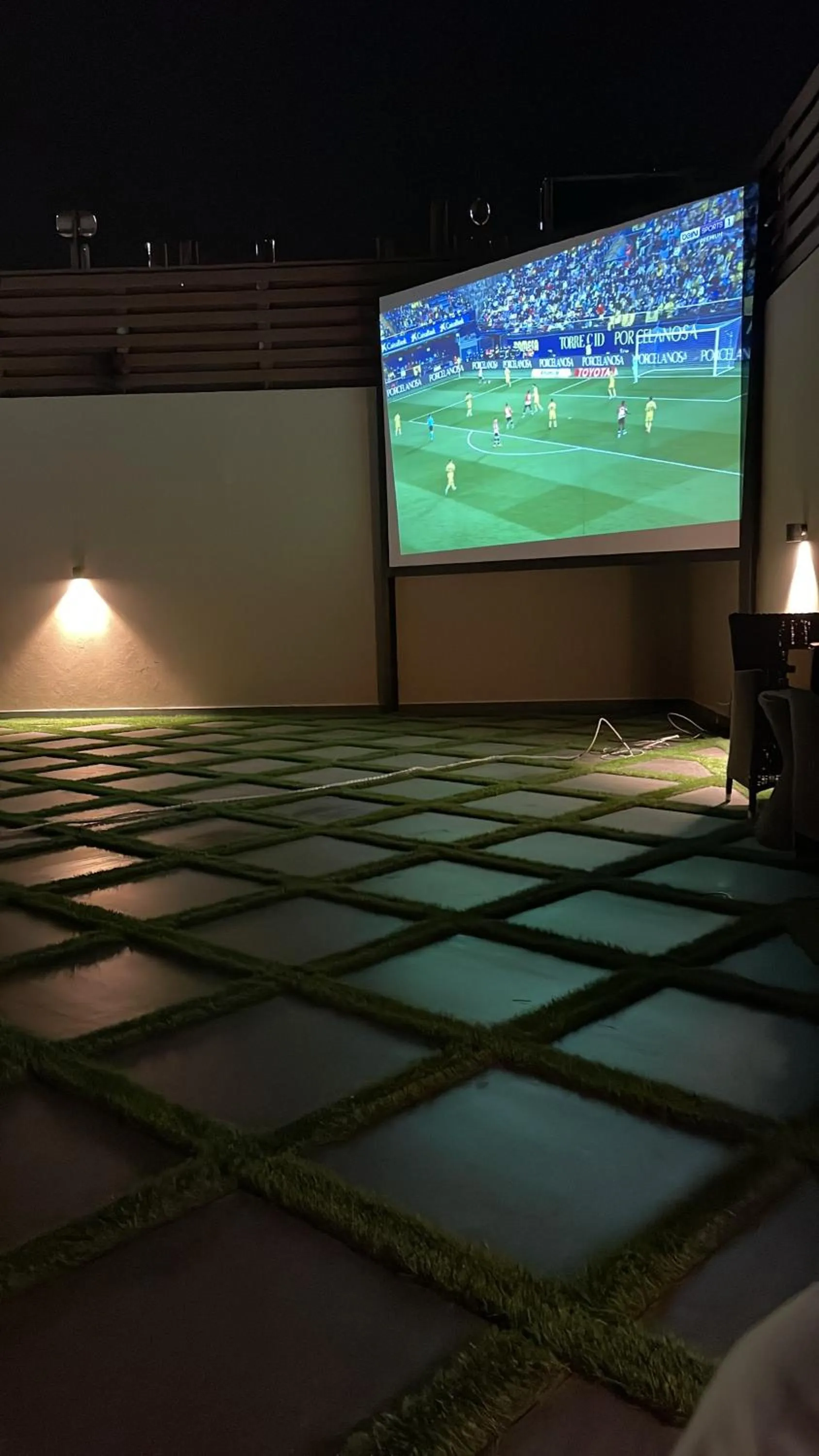 Communal lounge/ TV room in Tripper Inn - تريبر إن