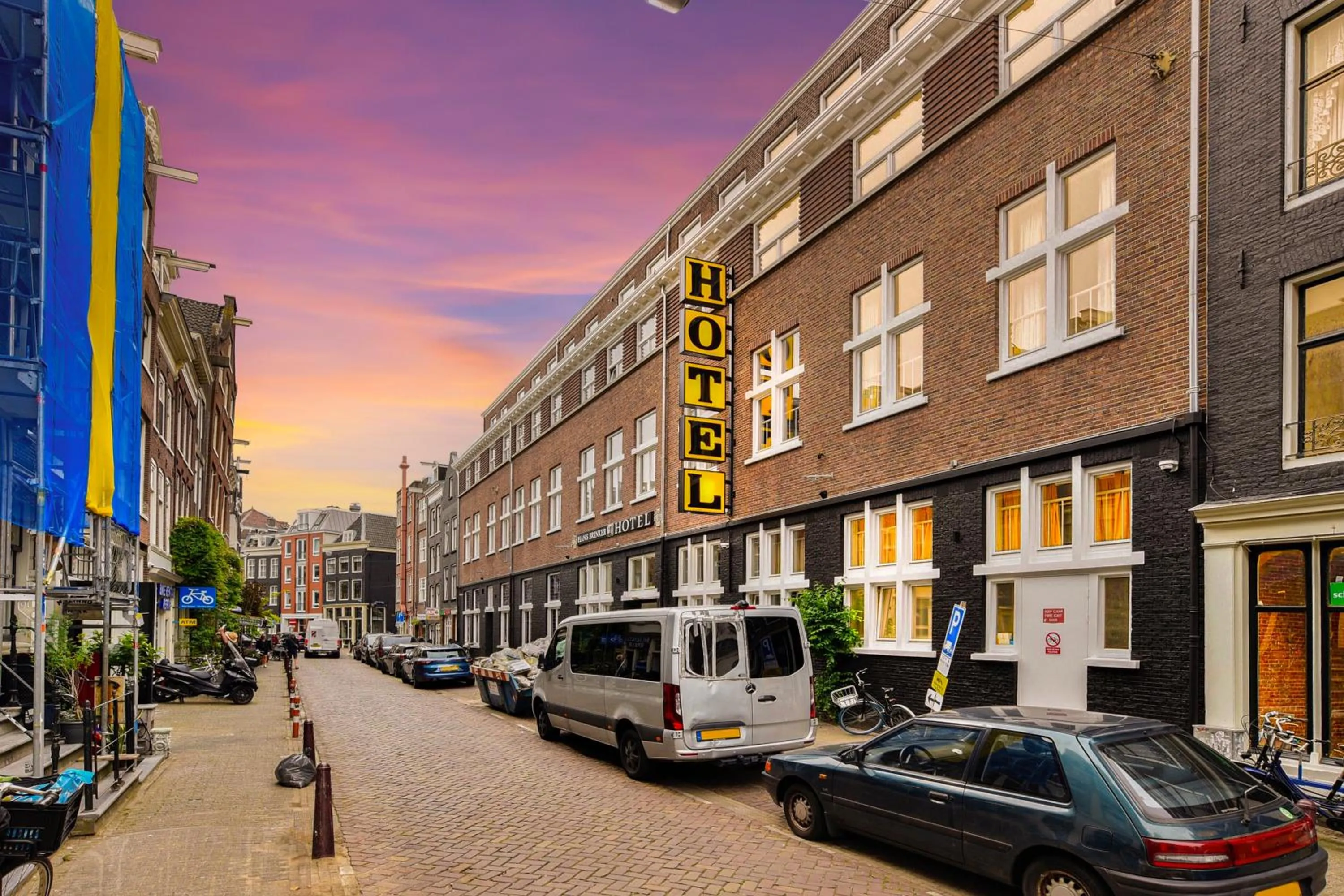 Facade/entrance in Hans Brinker Hostel Amsterdam