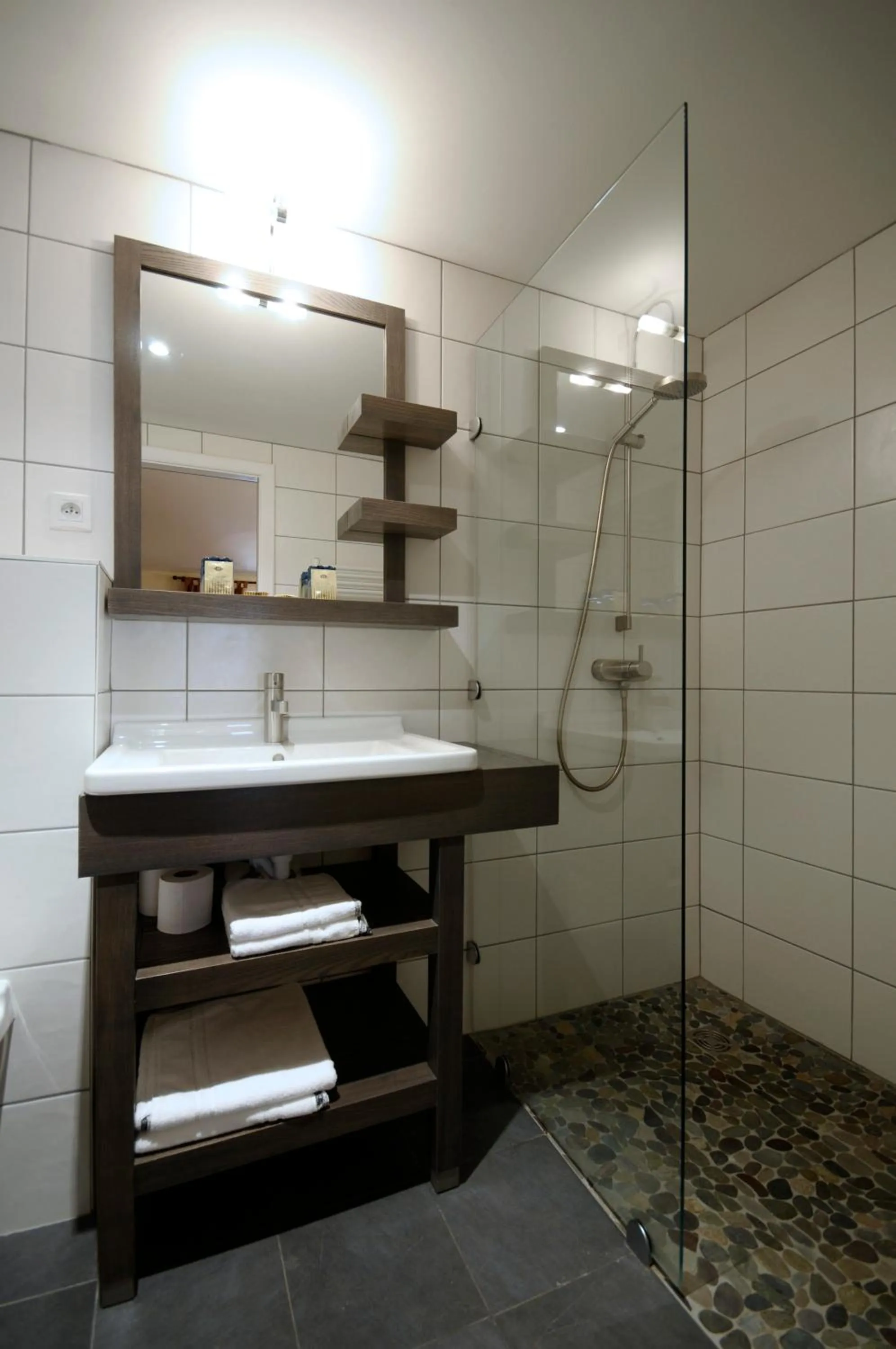 Bathroom in La Cour du Bailli Suites & Spa