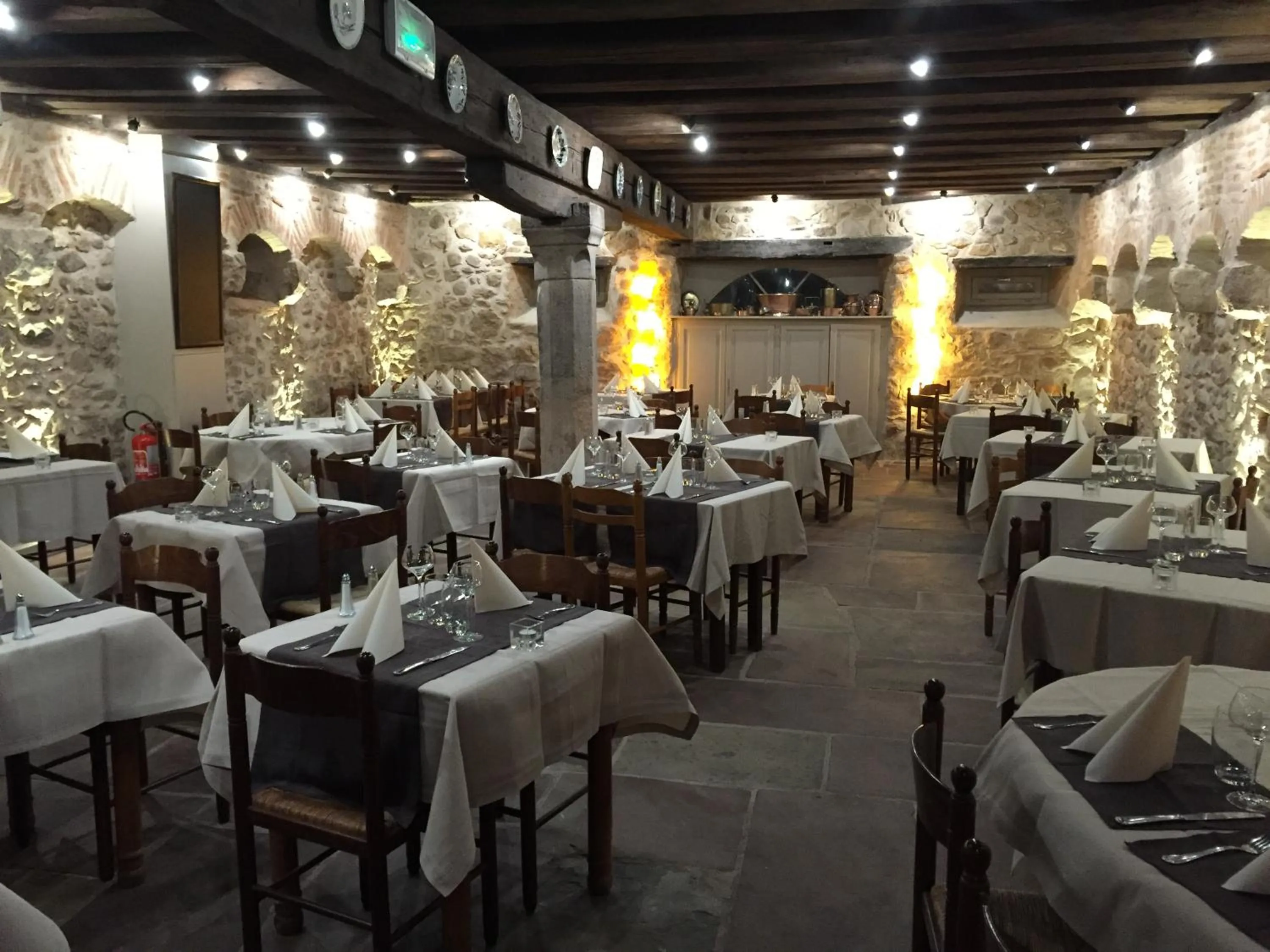 Restaurant/places to eat in La Cour du Bailli Suites & Spa