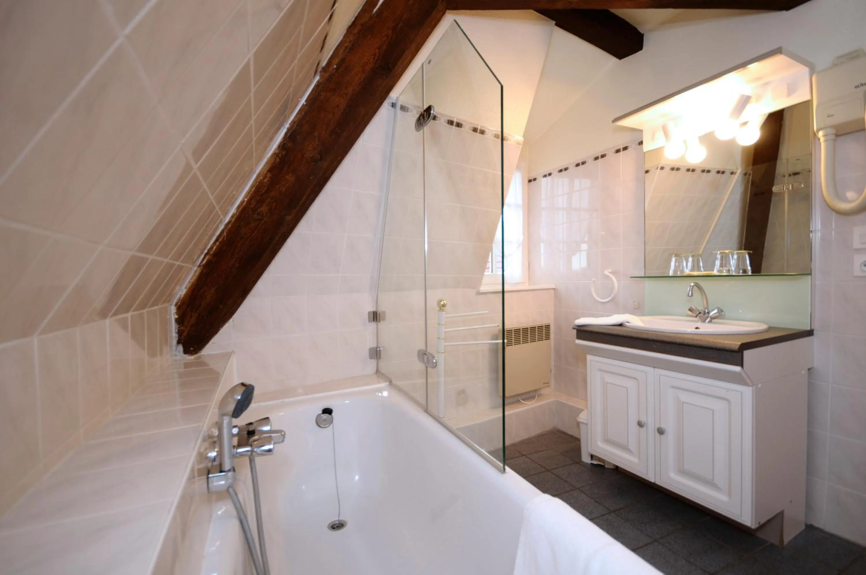 Bathroom in La Cour du Bailli Suites & Spa