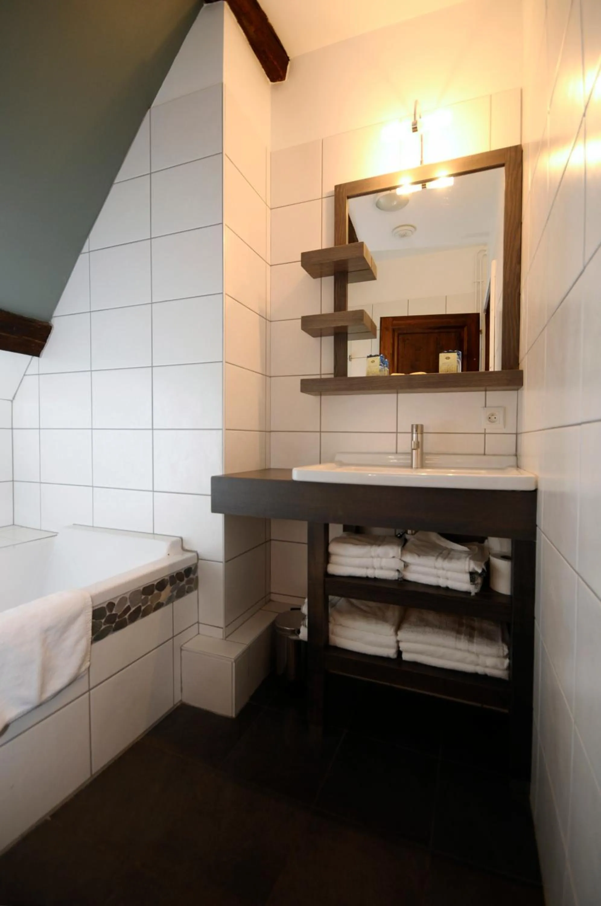 Bathroom in La Cour du Bailli Suites & Spa