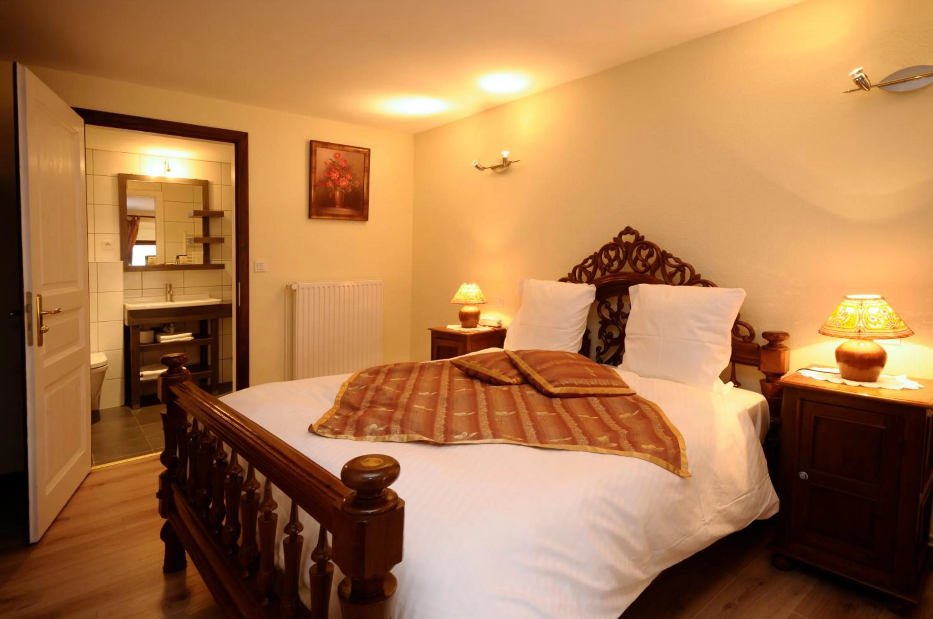 Photo of the whole room, Bed in La Cour du Bailli Suites & Spa