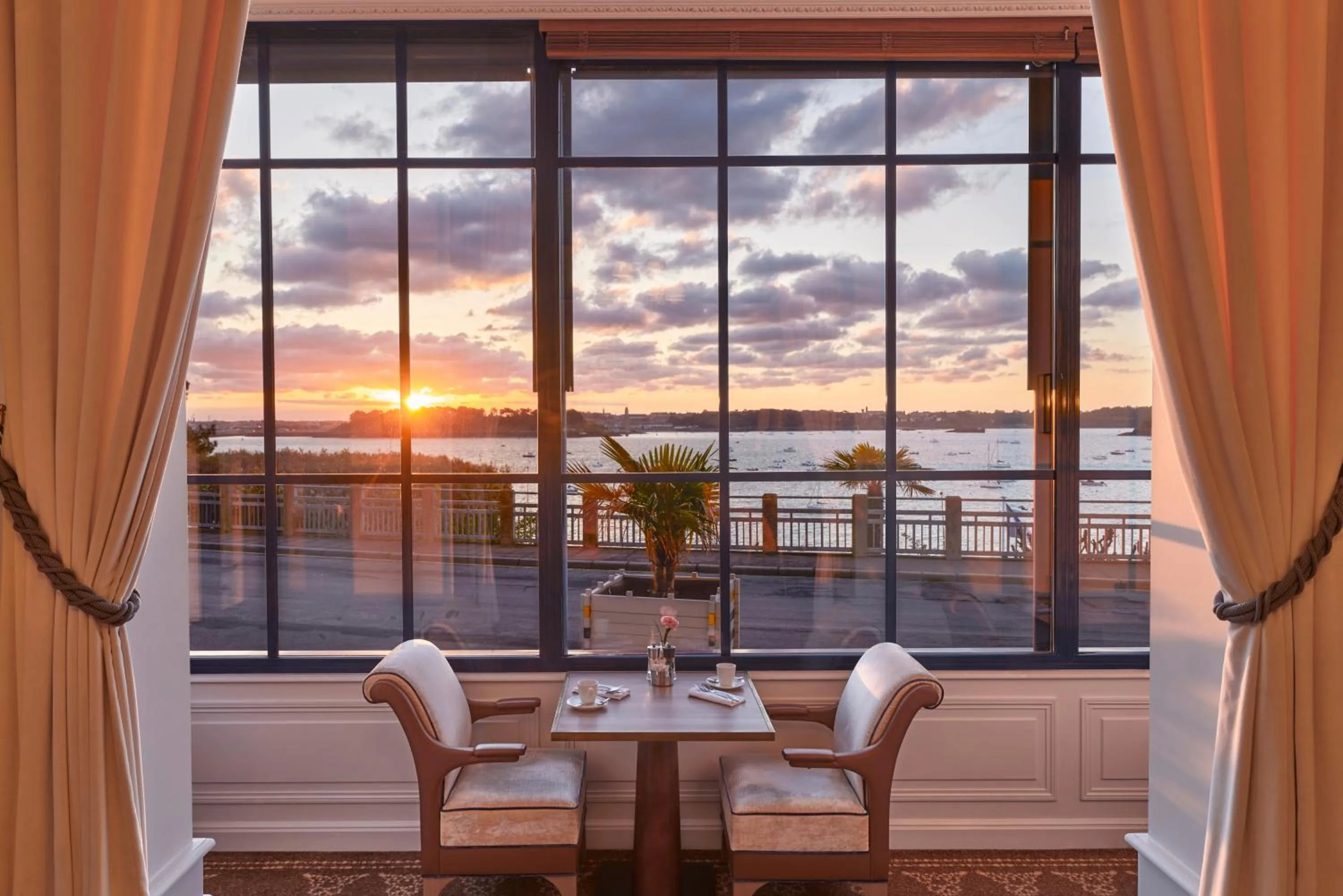 Restaurant/places to eat in Hôtel Barrière Le Grand Hôtel Dinard