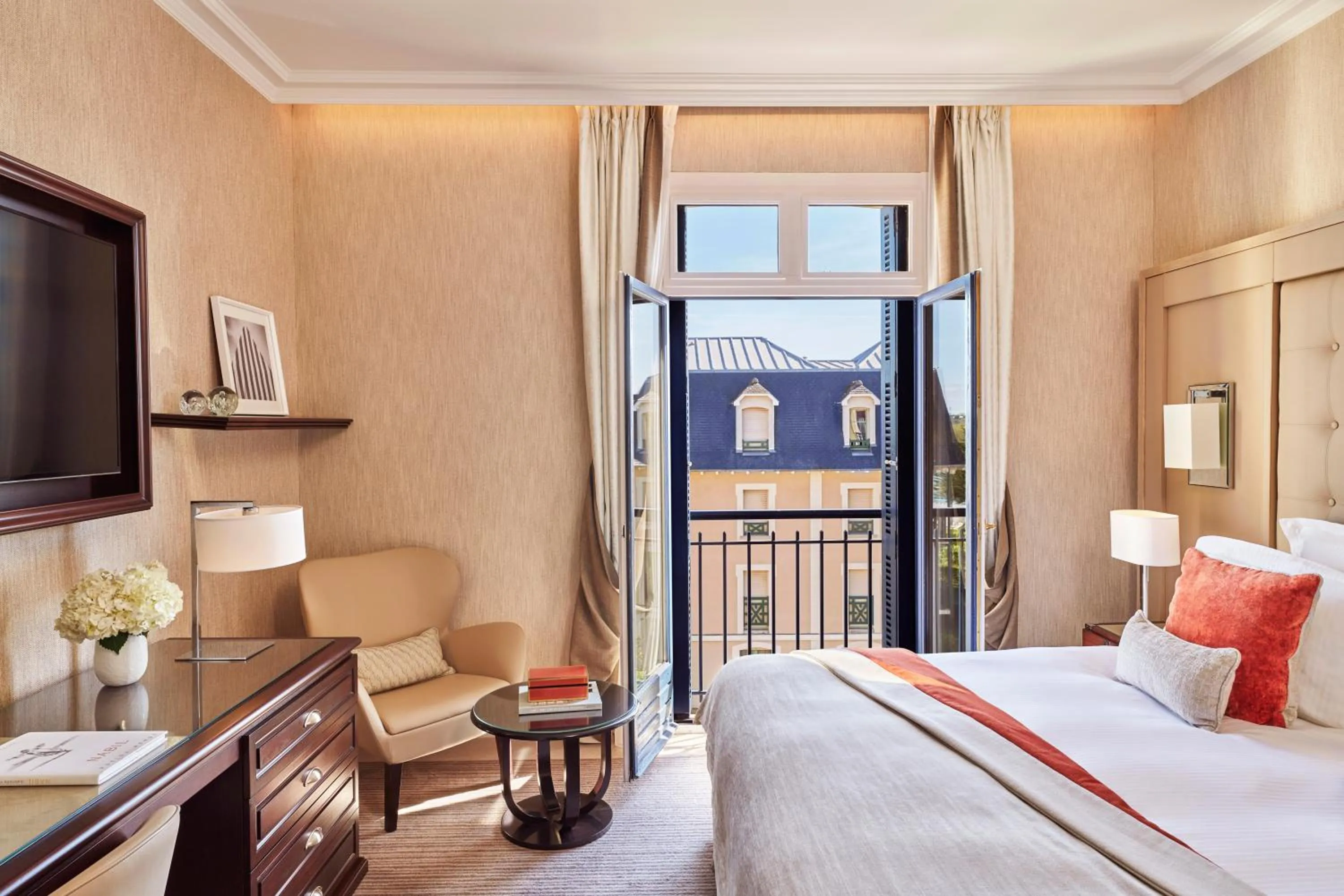 Bed in Hôtel Barrière Le Grand Hôtel Dinard