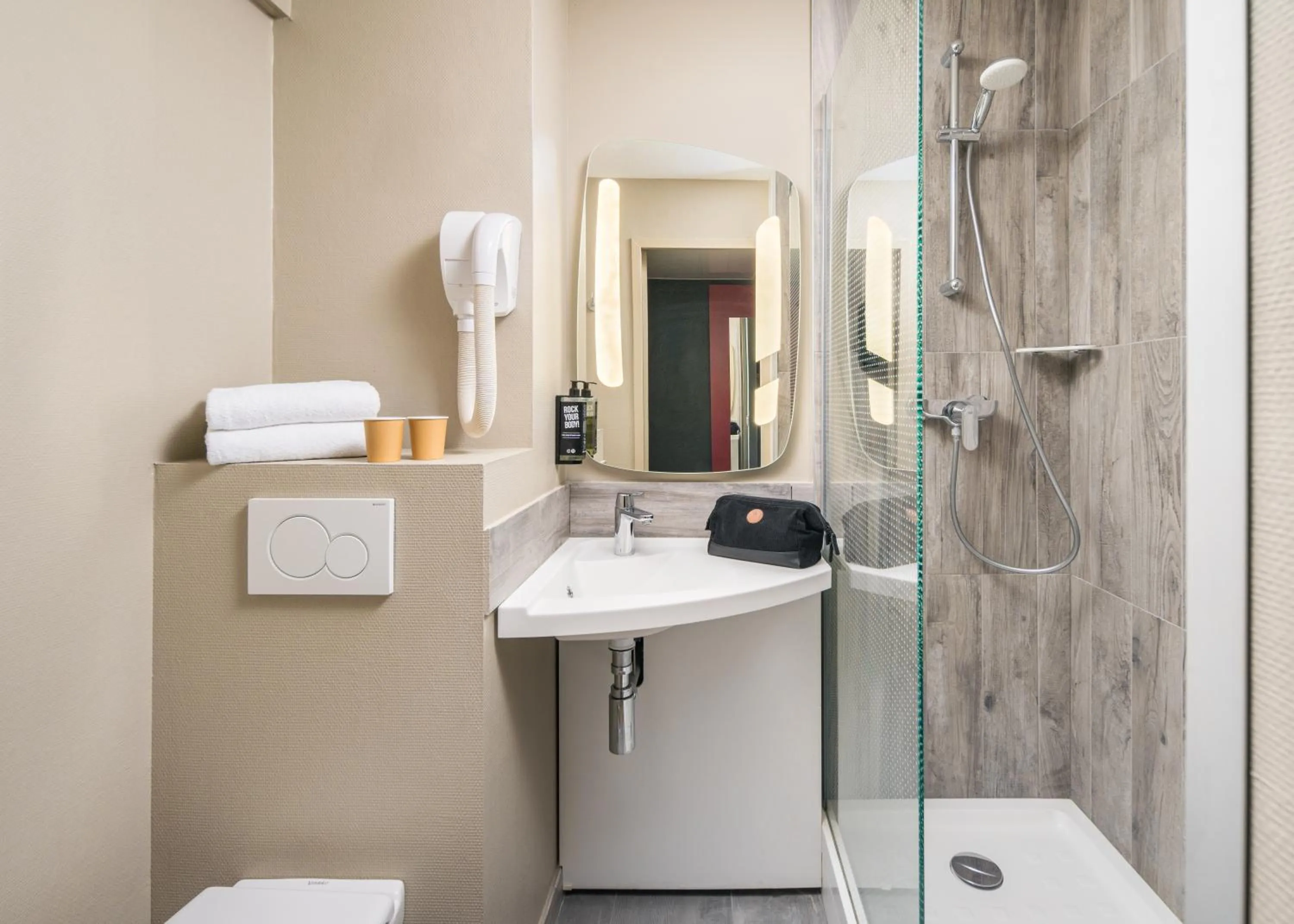 Bathroom in Ibis Lyon Villefranche Sur Saone