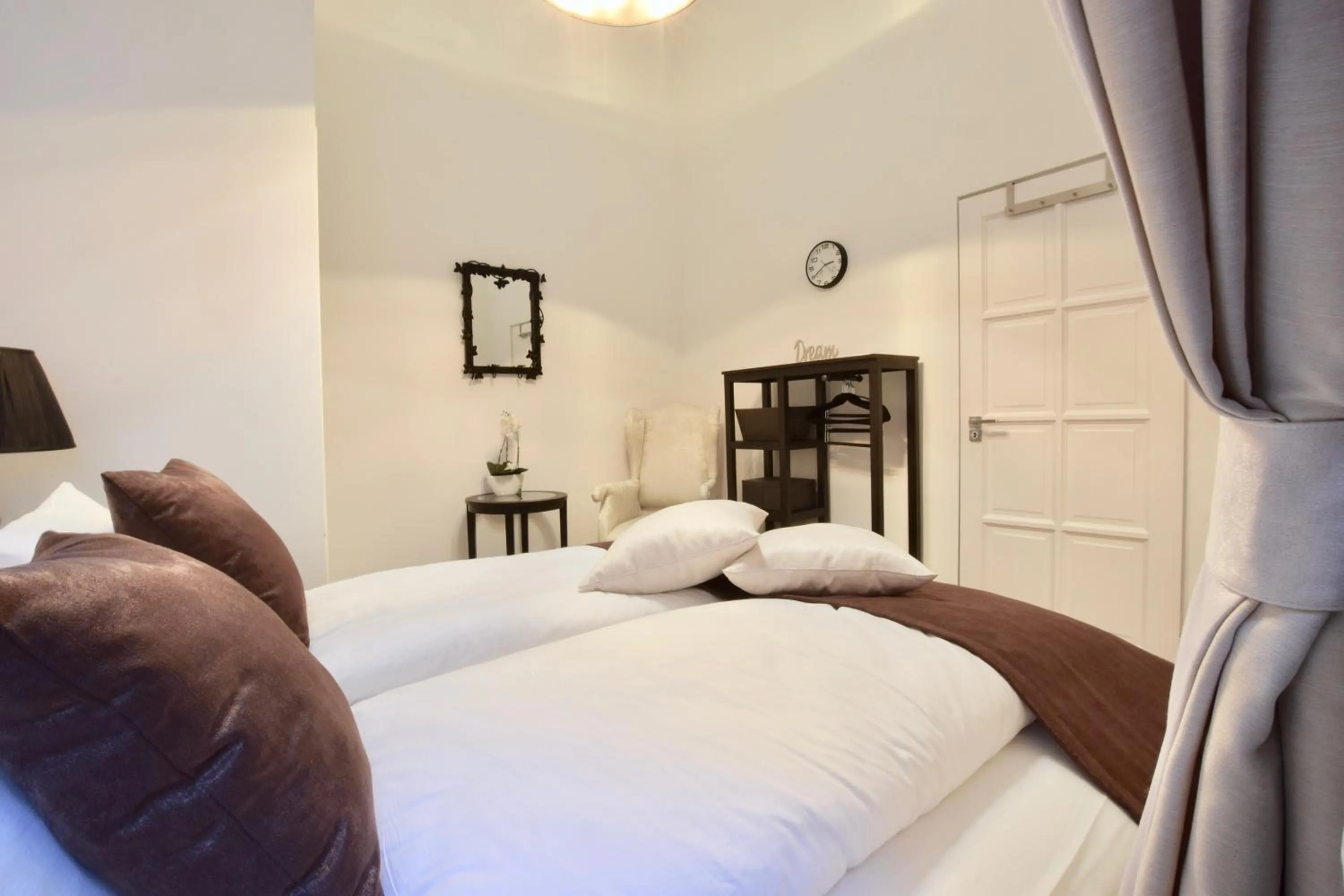 Bed in Luxury Apartment by Hi5 - Havas Street