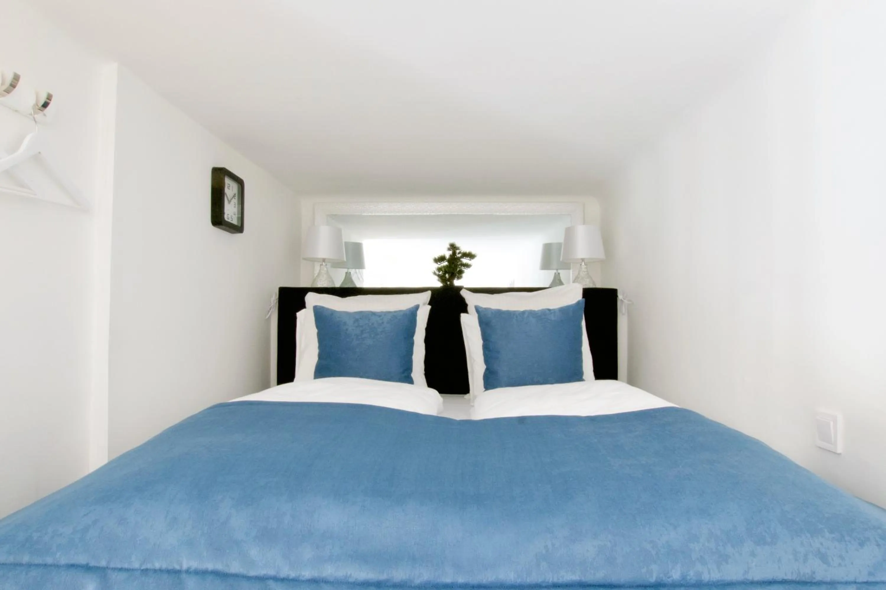 Bed in Luxury Apartment by Hi5 - Havas Street